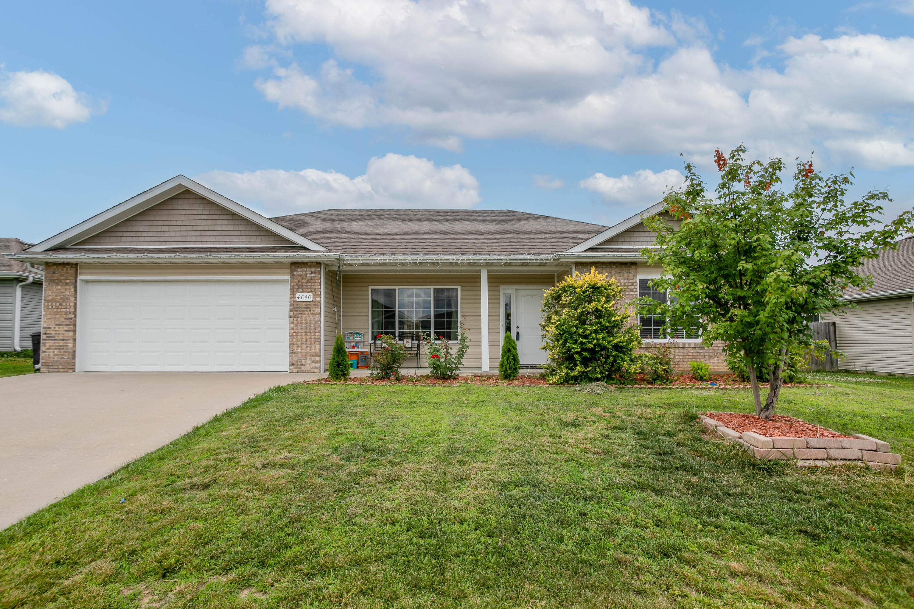 4640 E SUMMERHILL DR Property Photo 1