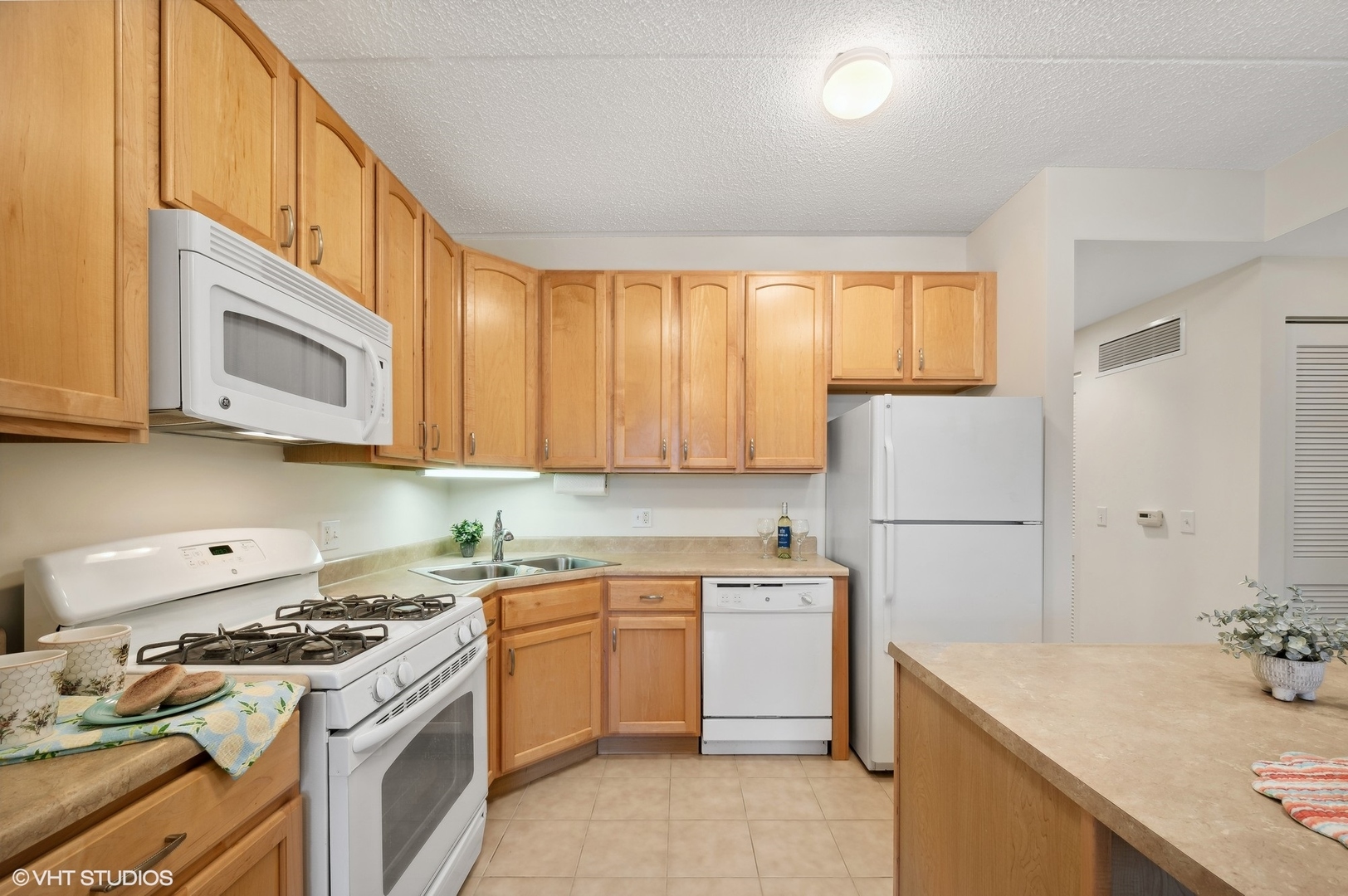 2335 W Belle Plaine Avenue 213 Property Photo 4