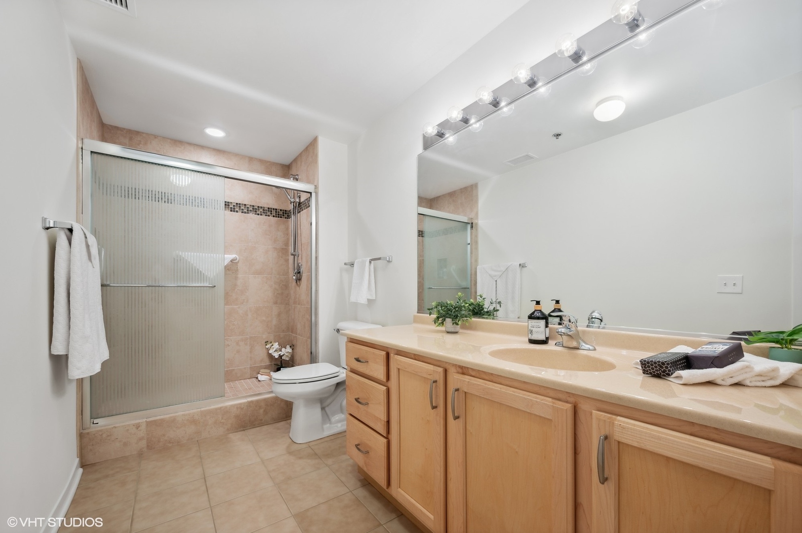 2335 W Belle Plaine Avenue 213 Property Photo 11