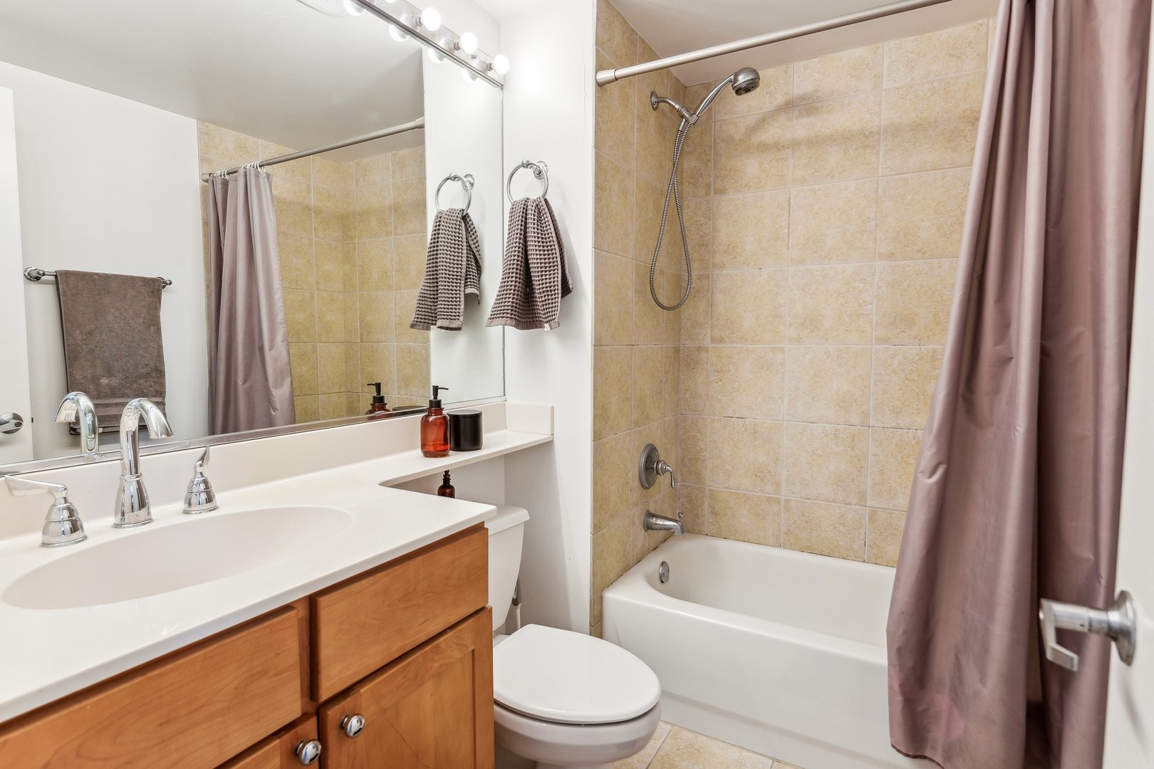 758 N Larrabee St Property Photo 8