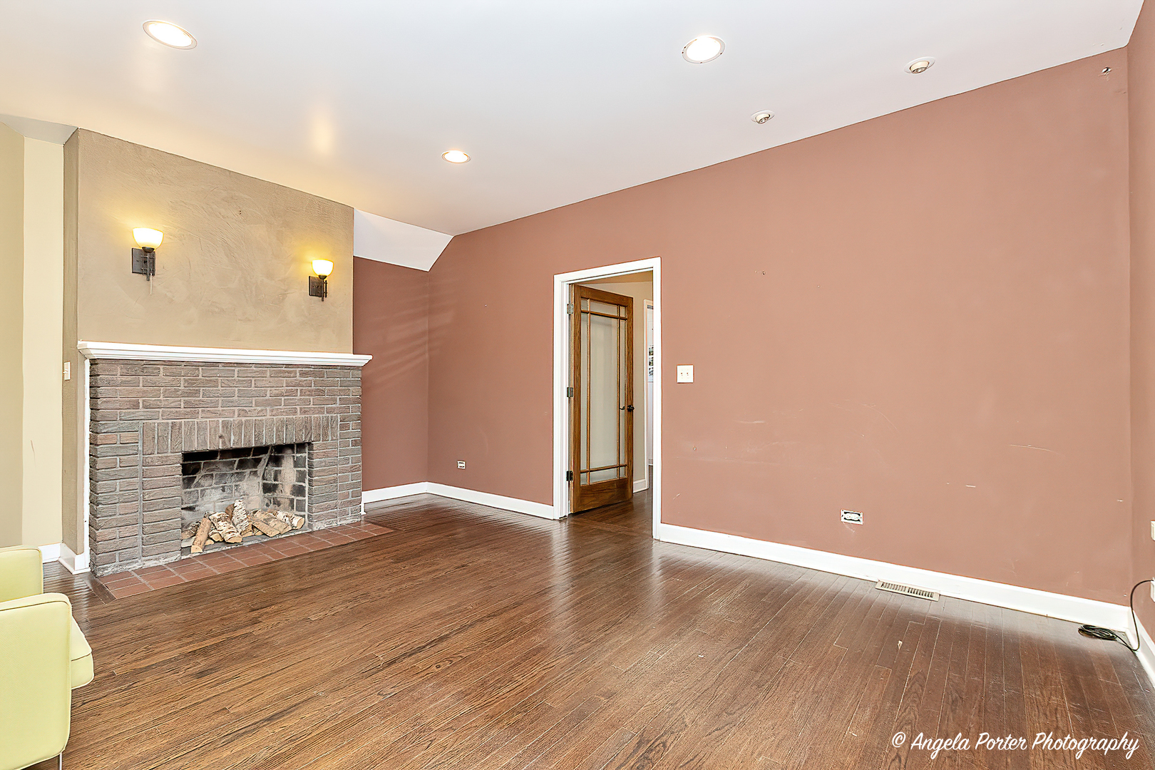 319 N County Street Property Photo 5