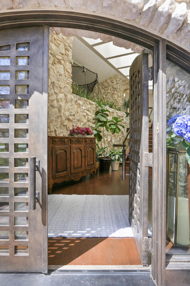 3208 Valley Brook Drive Property Photo 4