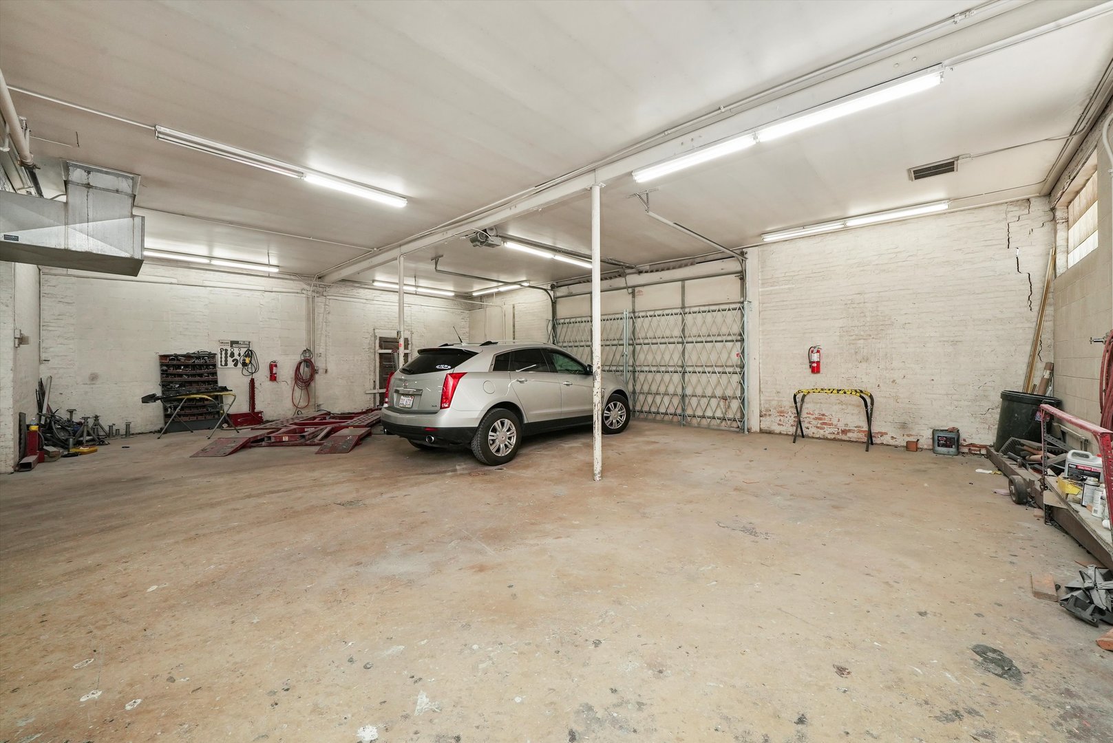 2539 N Cicero Avenue Property Photo 3