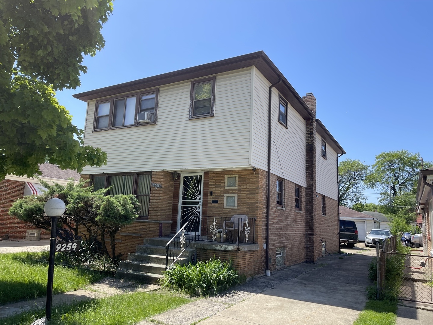 9254 S Burnside Avenue Property Photo 1