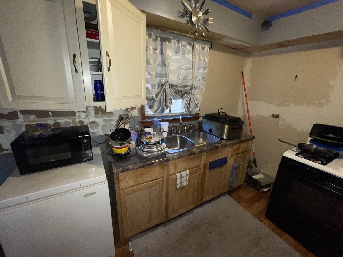 9254 S Burnside Avenue Property Photo 6