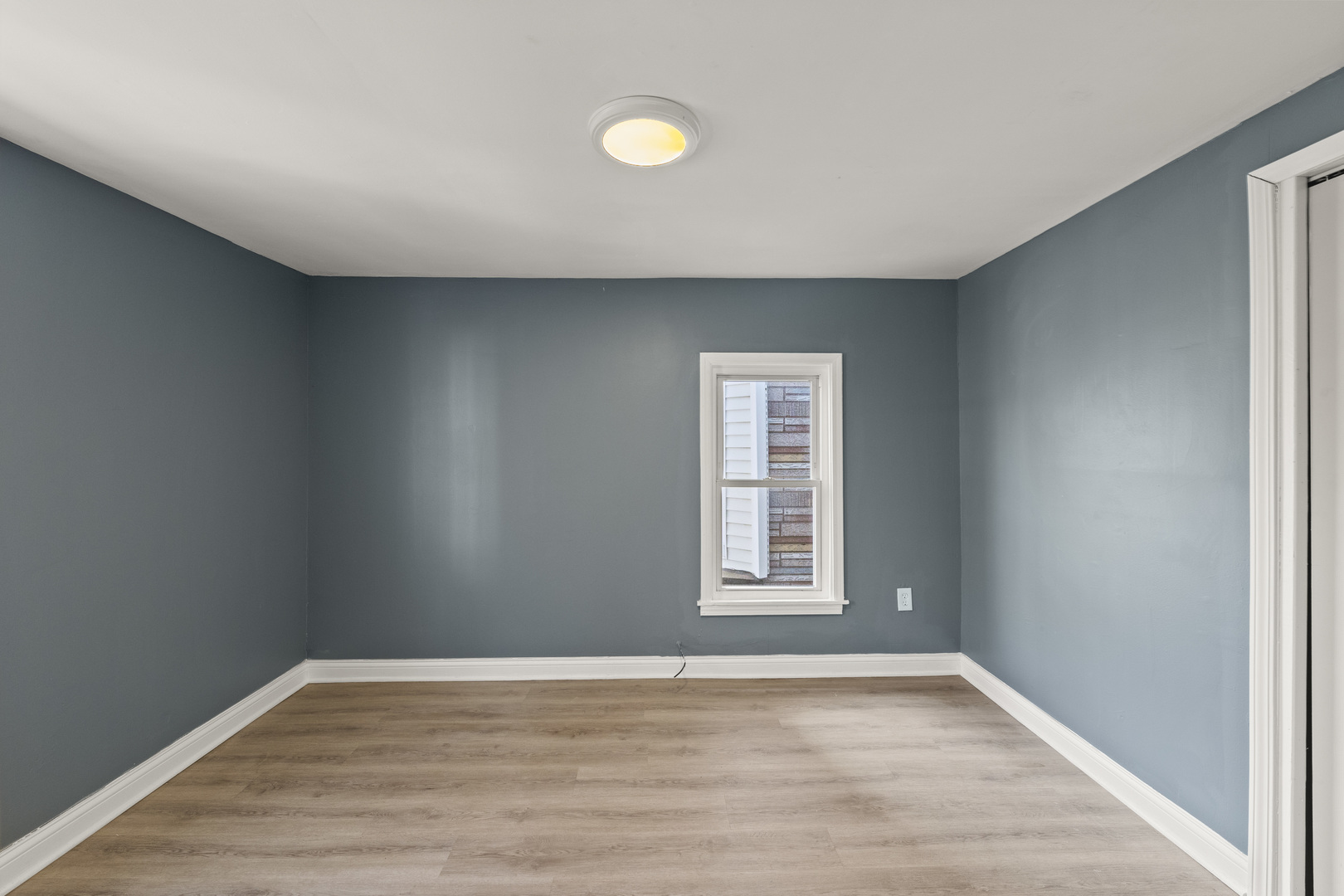 7122 S Champlain Avenue Property Photo 4