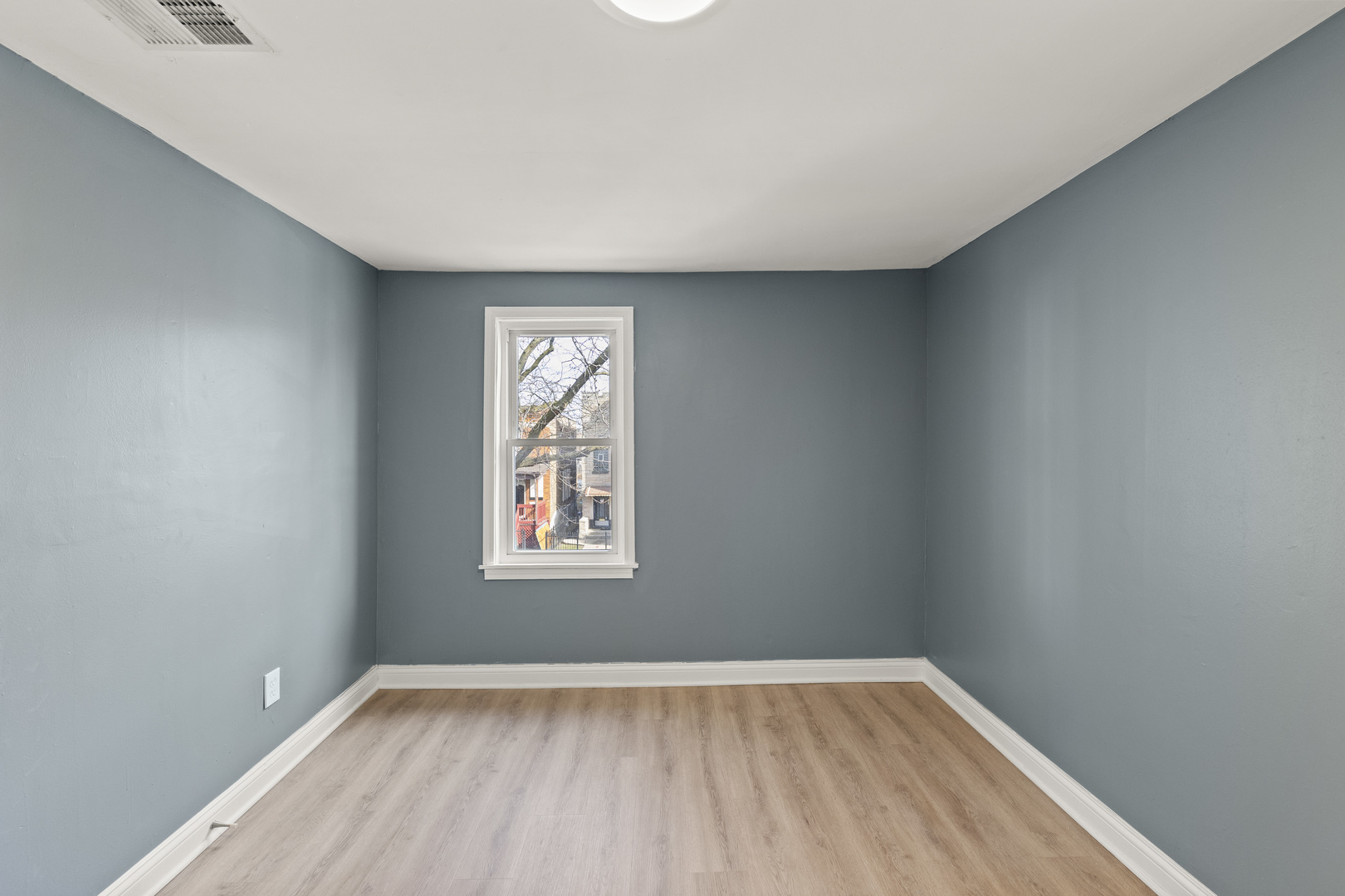 7122 S Champlain Avenue Property Photo 5