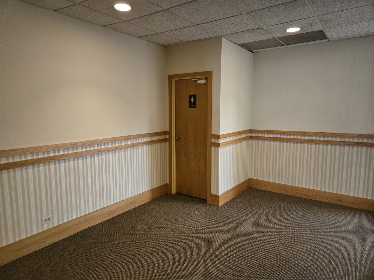 15601 Cicero Ave Property Photo 18