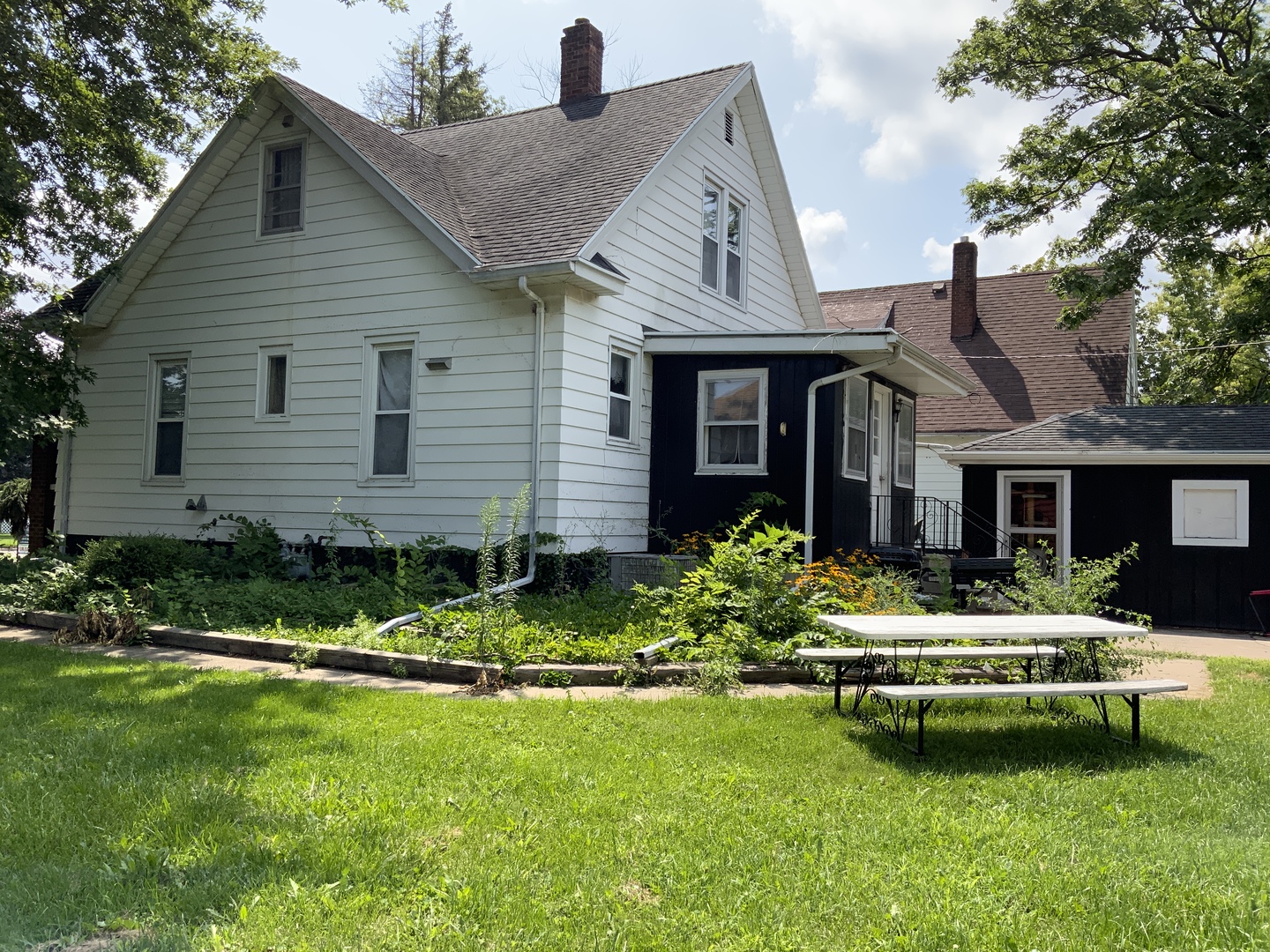 1106 E Main Street Property Photo 4