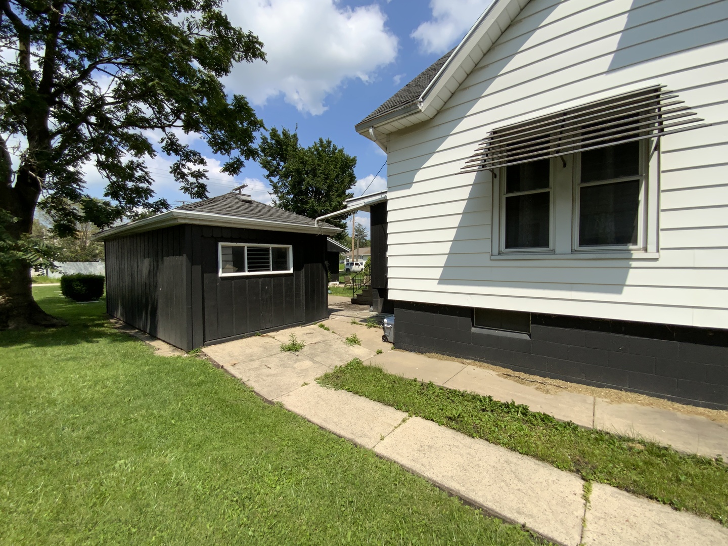 1106 E Main Street Property Photo 6