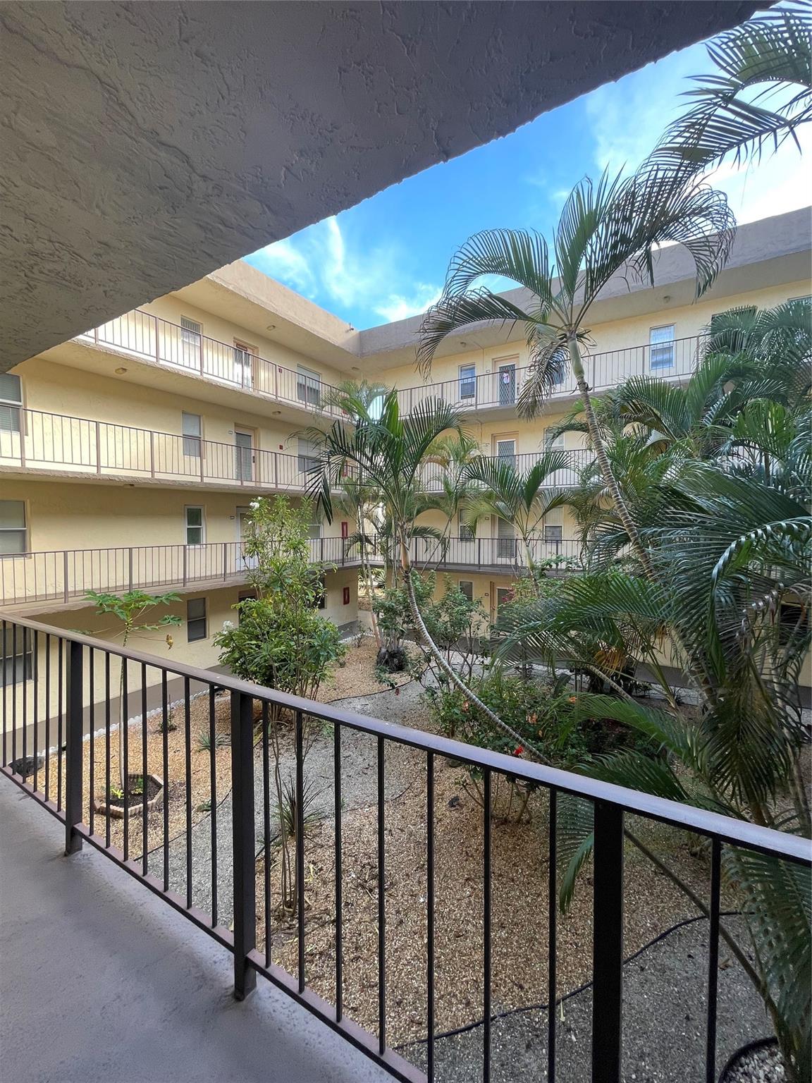 2871 Somerset Dr 212 Property Photo 3