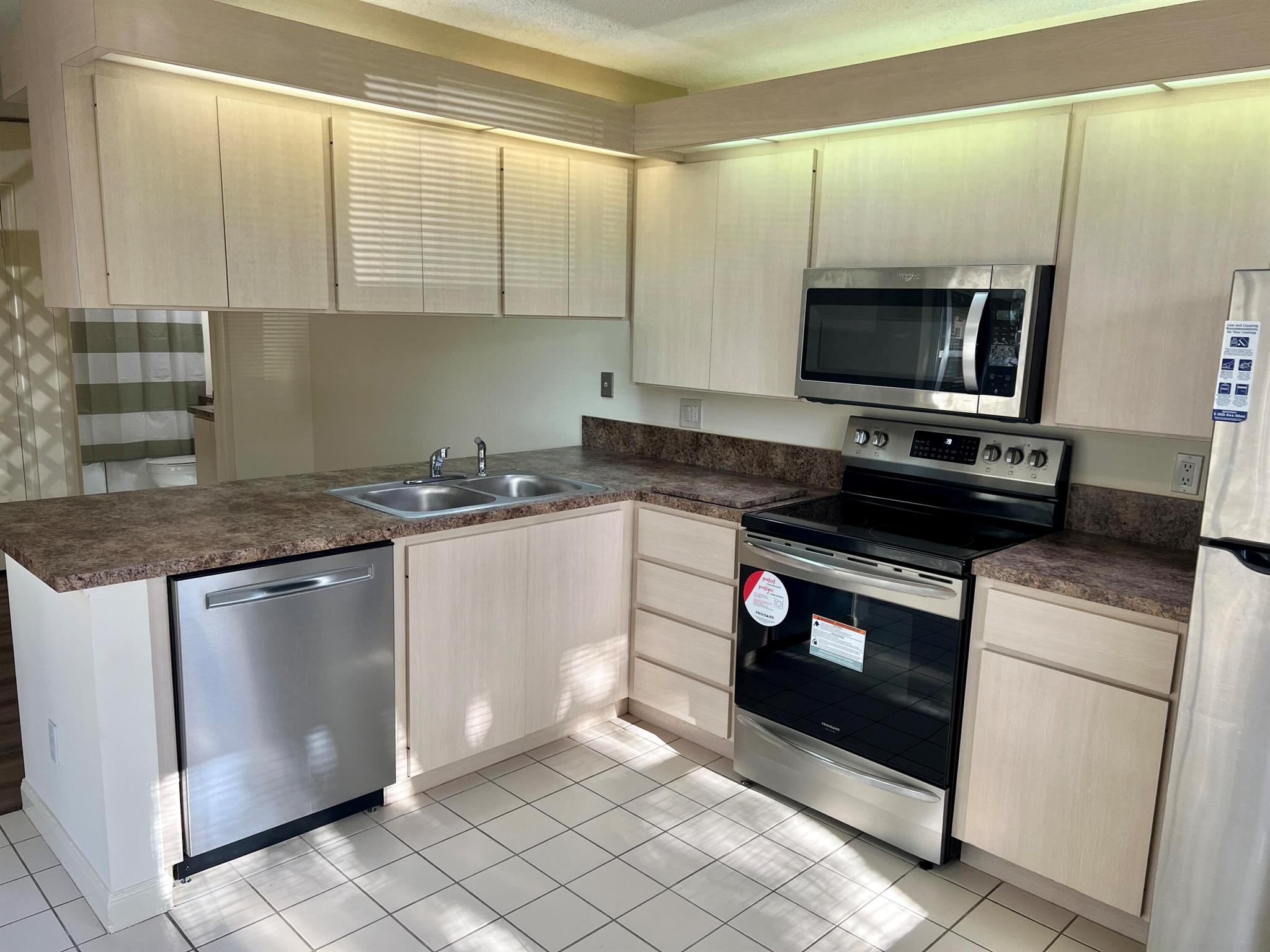 3119 Kingston Court Property Photo 8