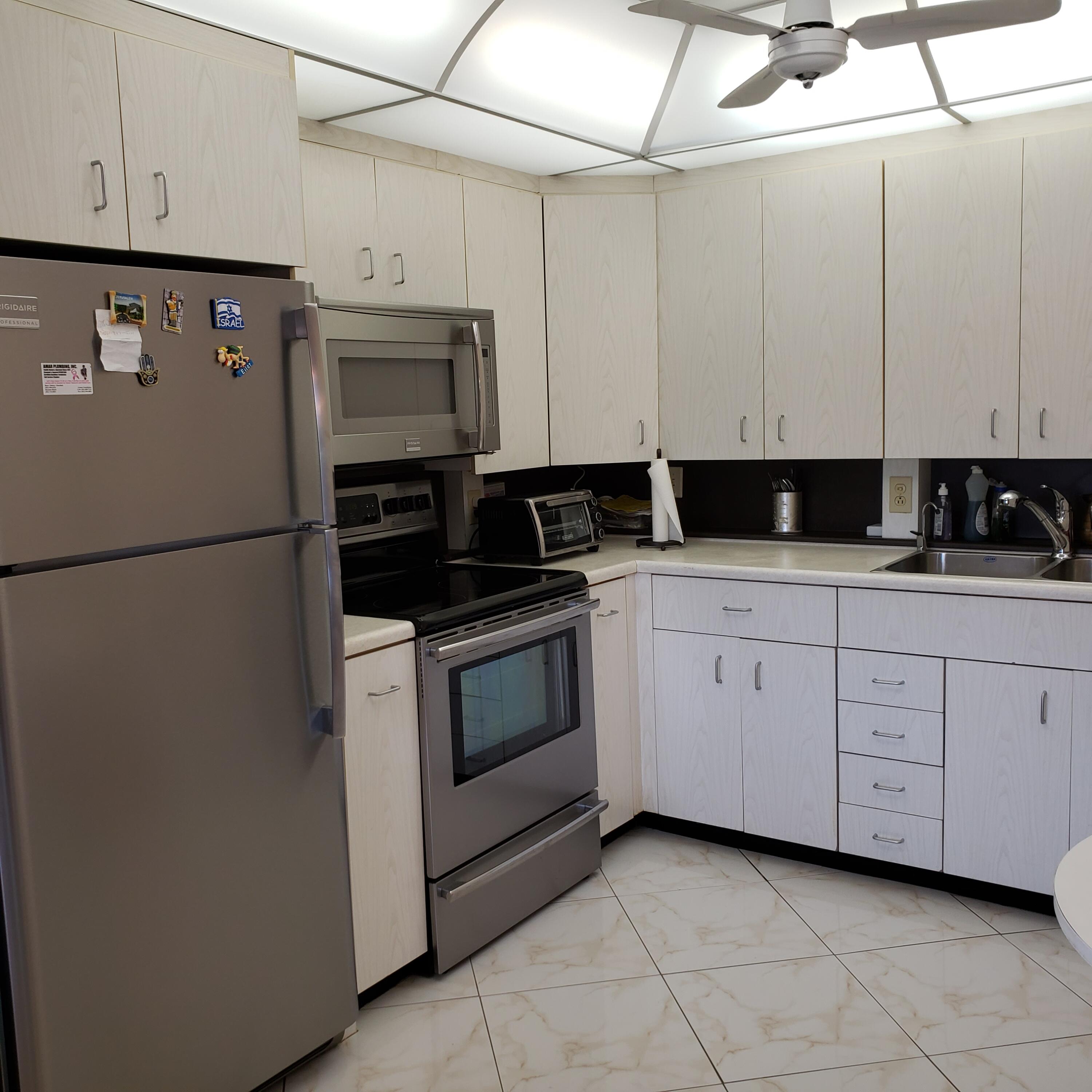 2062 Yarmouth D Property Photo 5