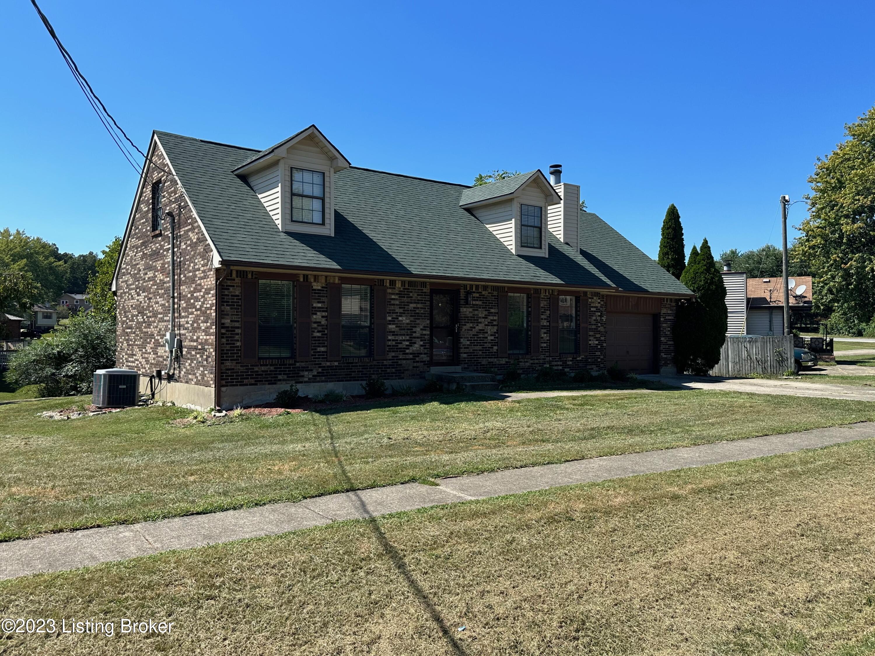 1432 Crestview Dr Property Photo 2