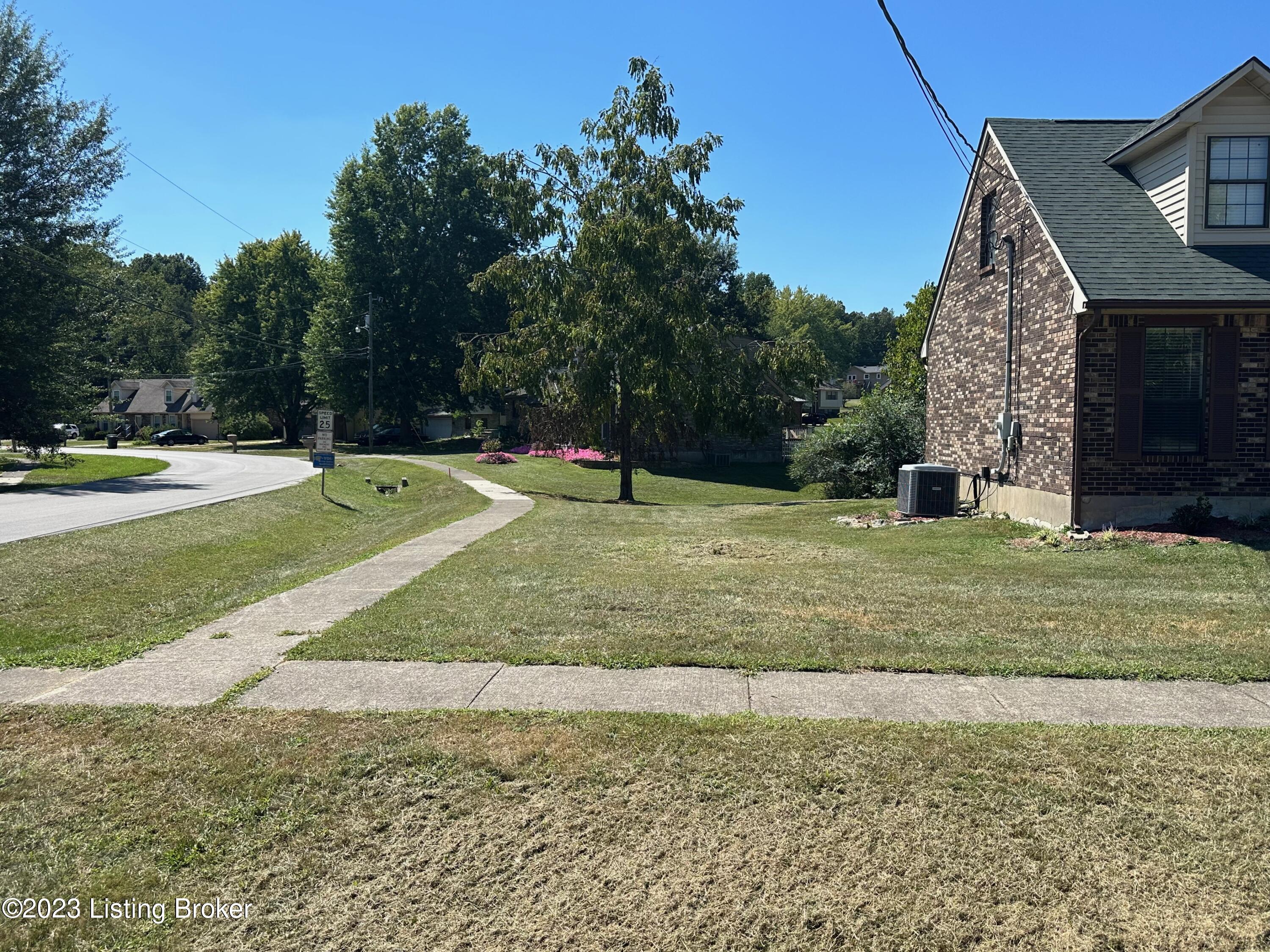 1432 Crestview Dr Property Photo 3