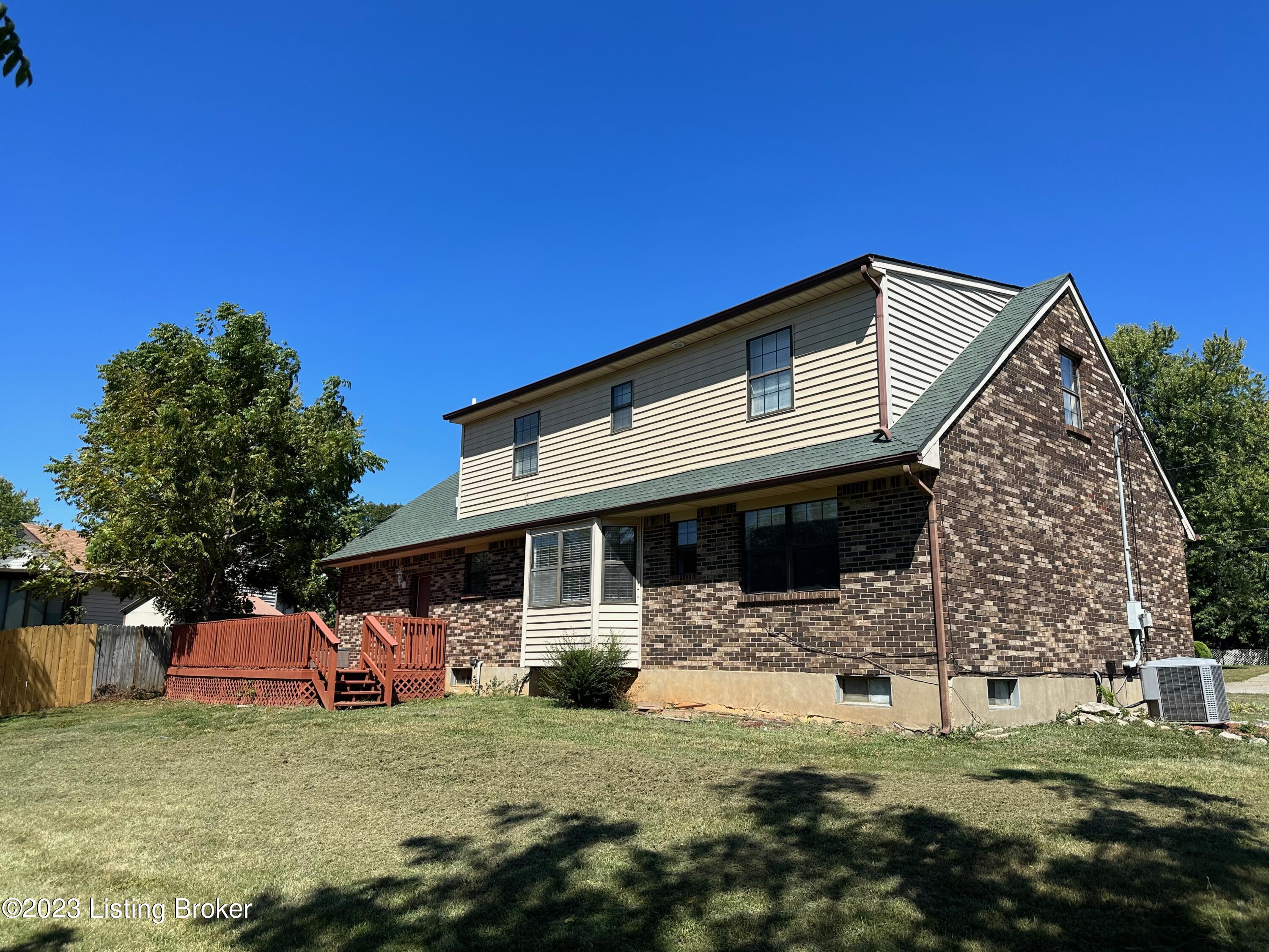 1432 Crestview Dr Property Photo 4
