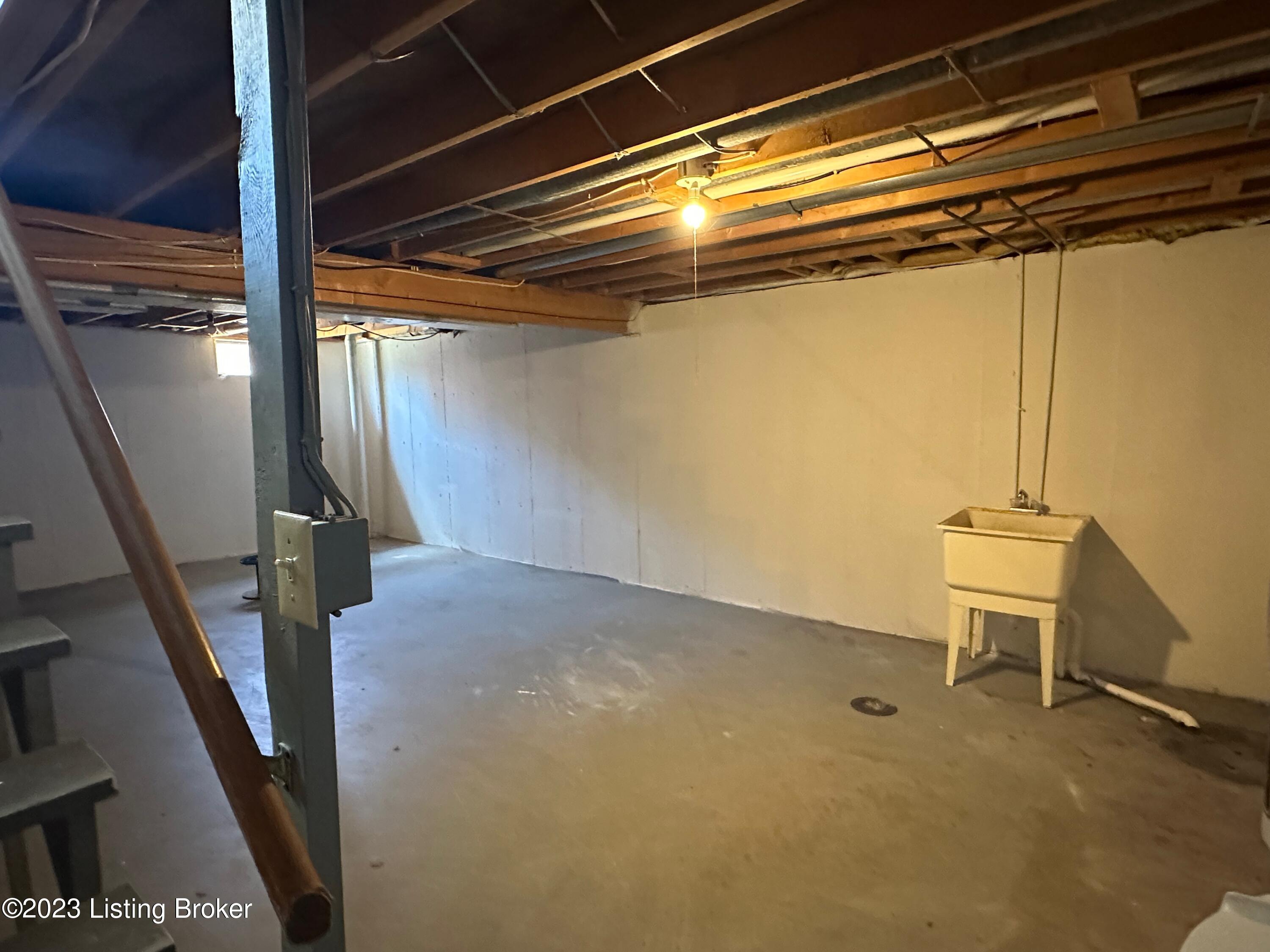 1432 Crestview Dr Property Photo 33