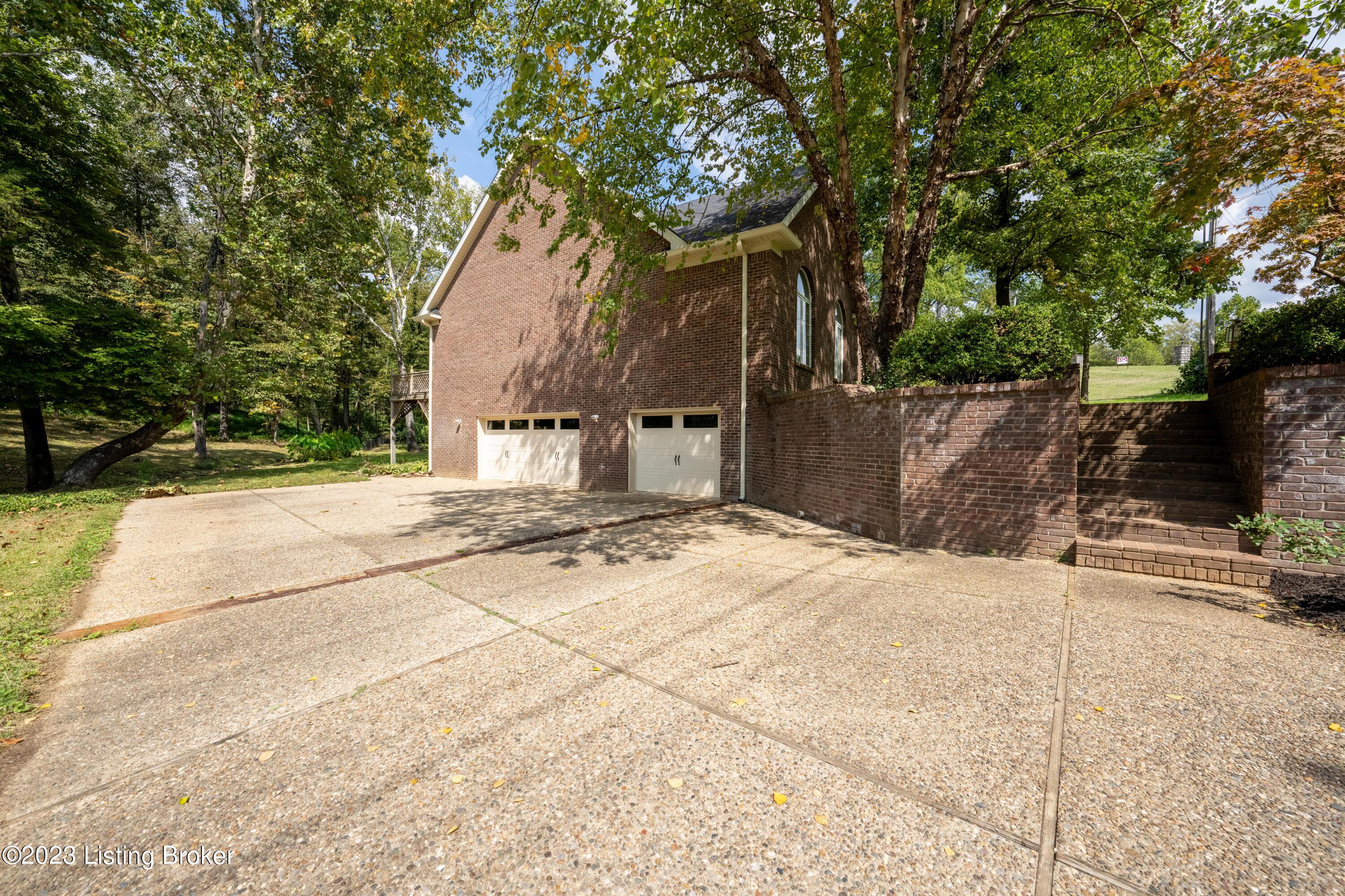136 Windsor Ave Property Photo 5