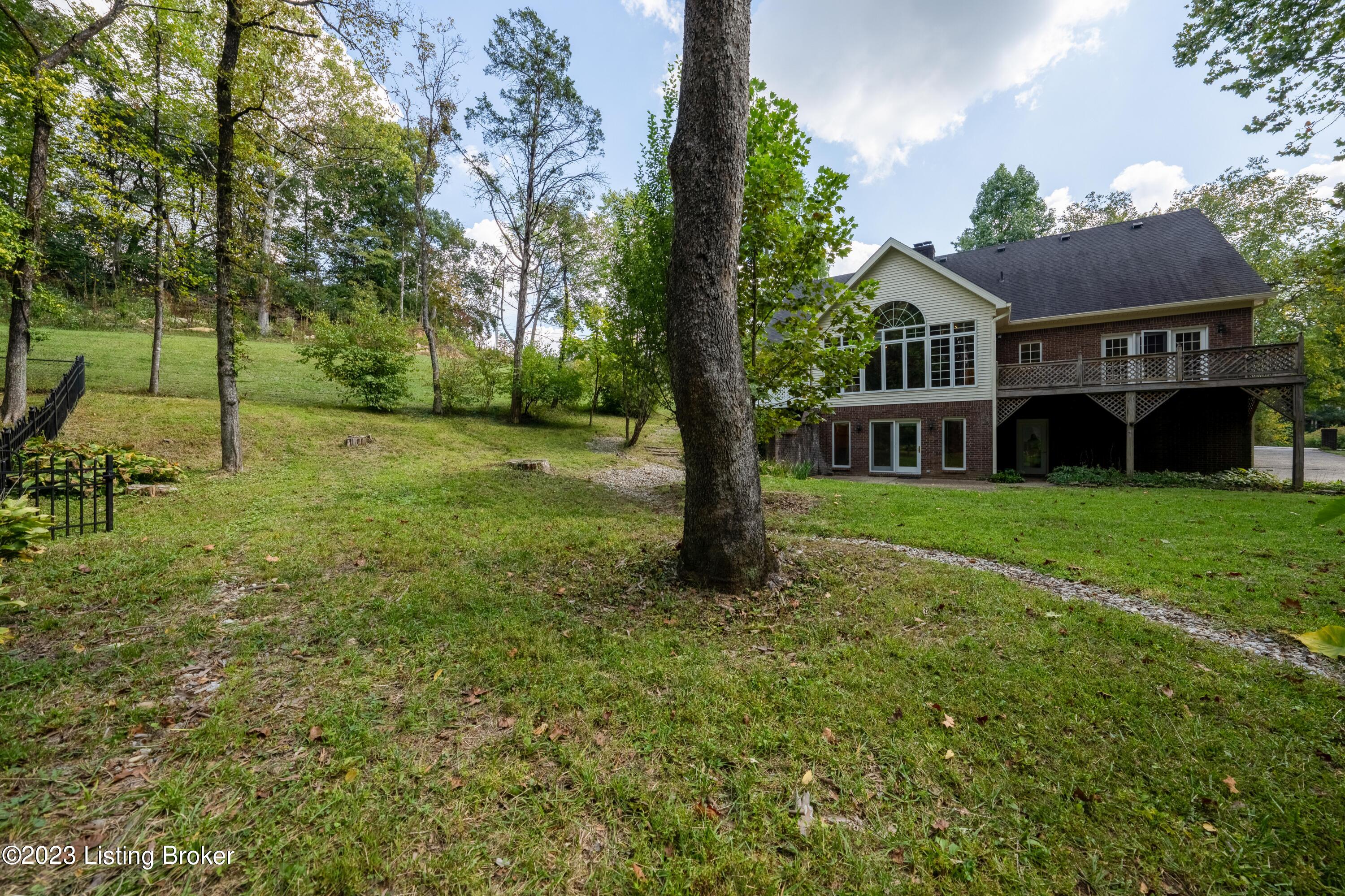 136 Windsor Ave Property Photo 11