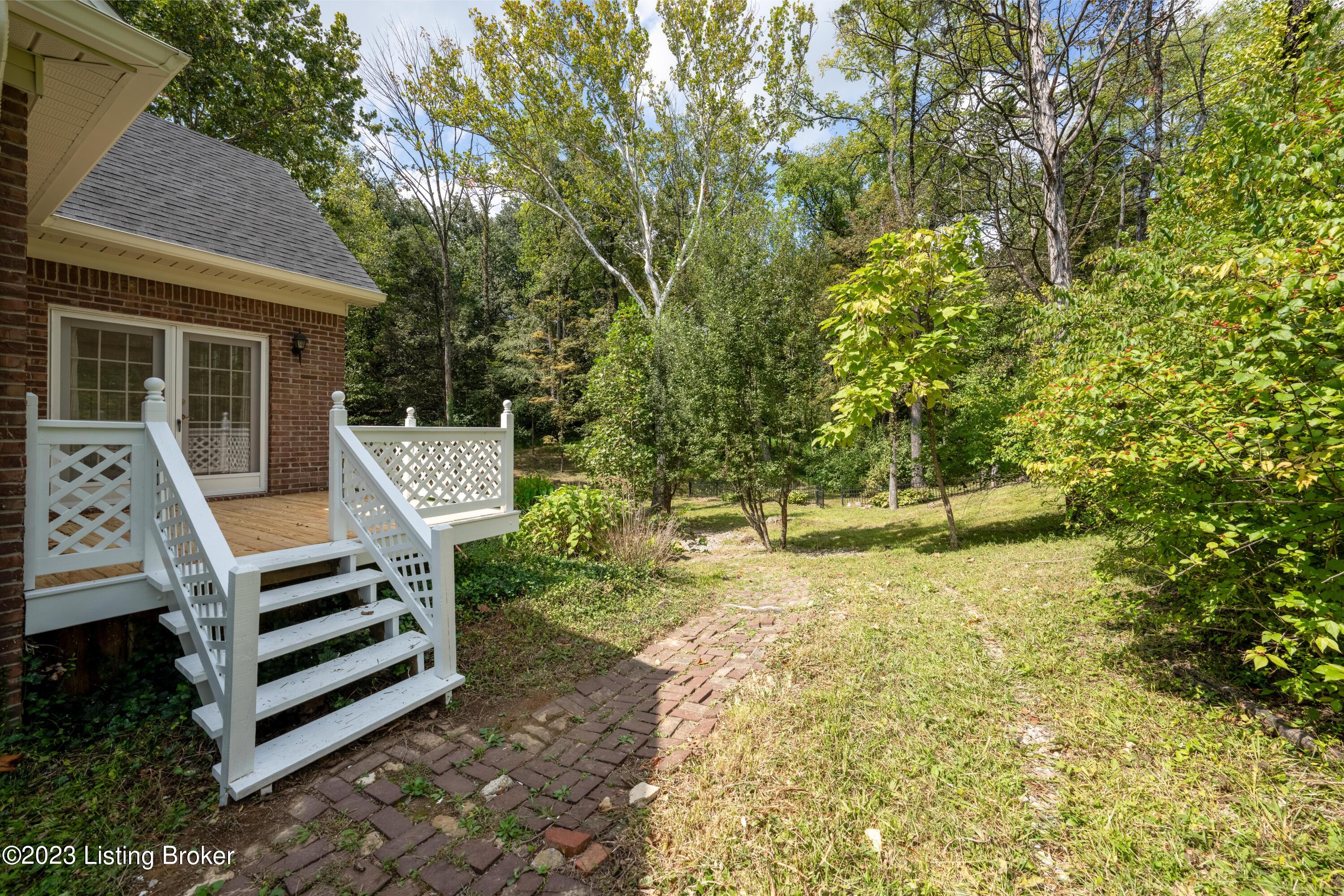 136 Windsor Ave Property Photo 13