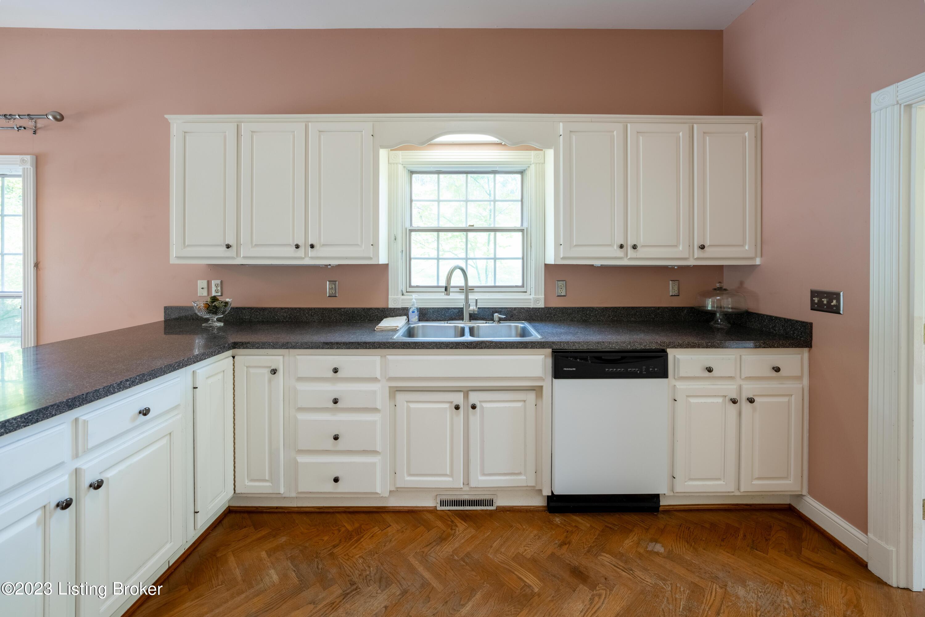 136 Windsor Ave Property Photo 23