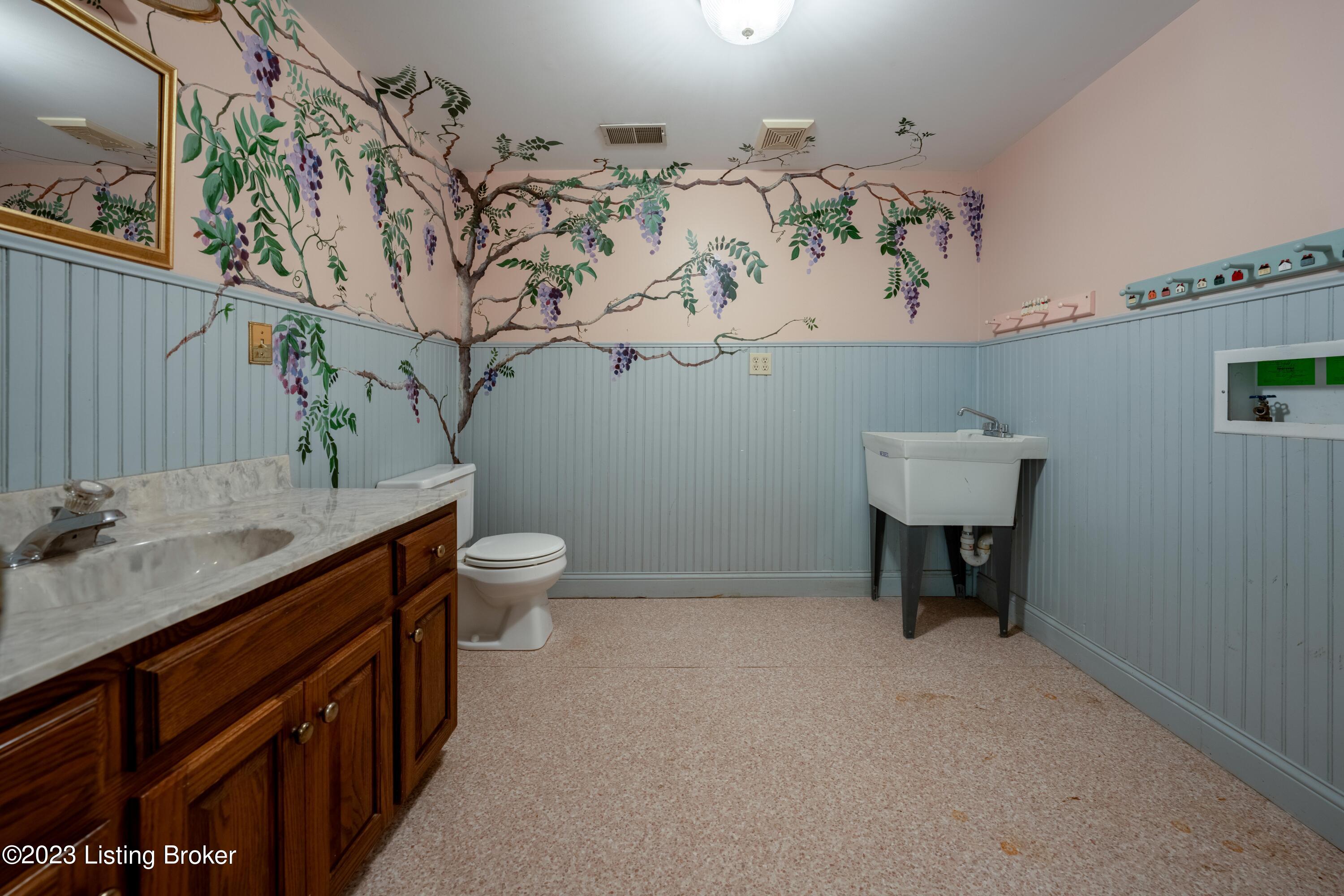 136 Windsor Ave Property Photo 54