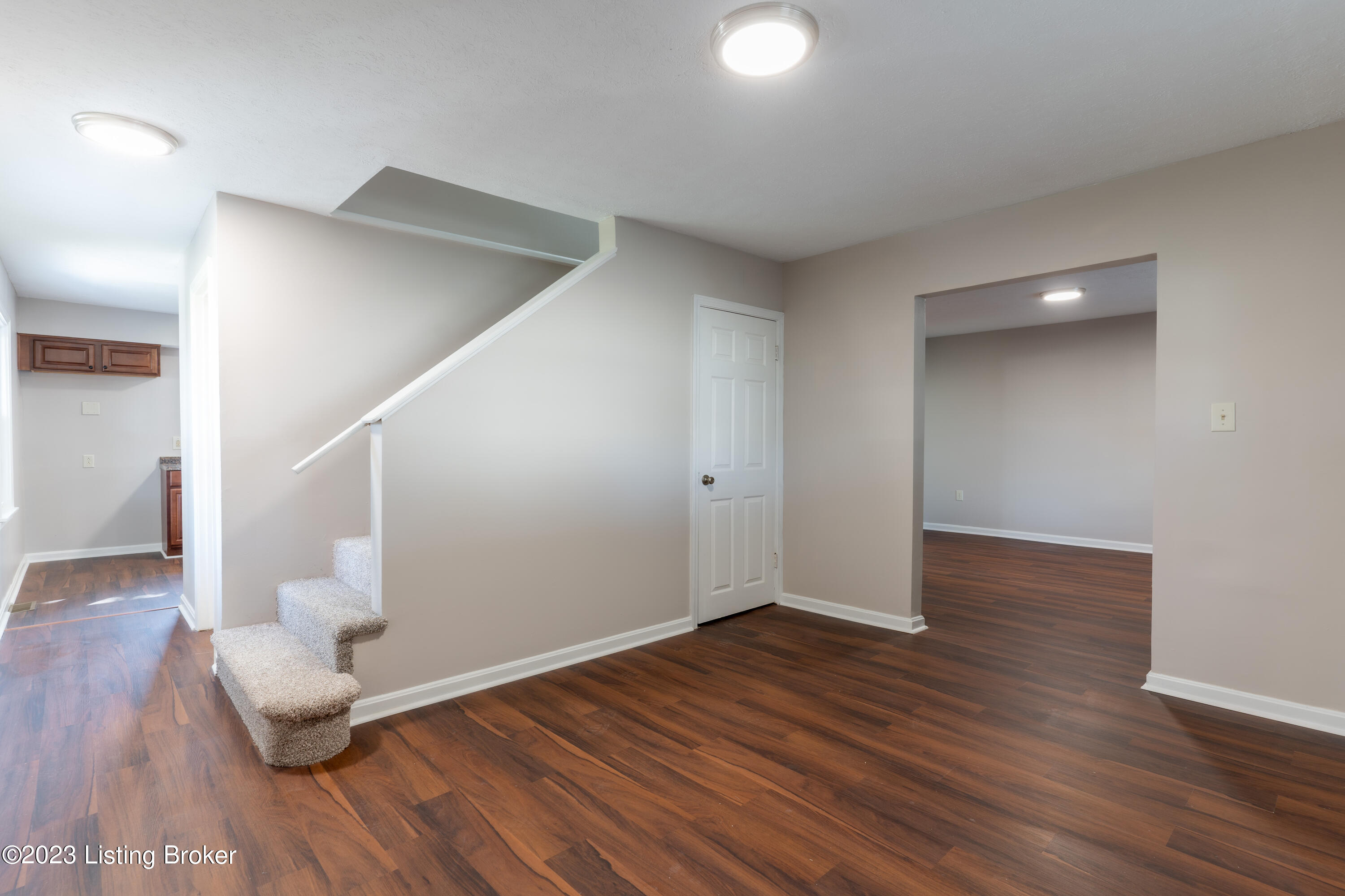 362 Crocus Dr Property Photo 3