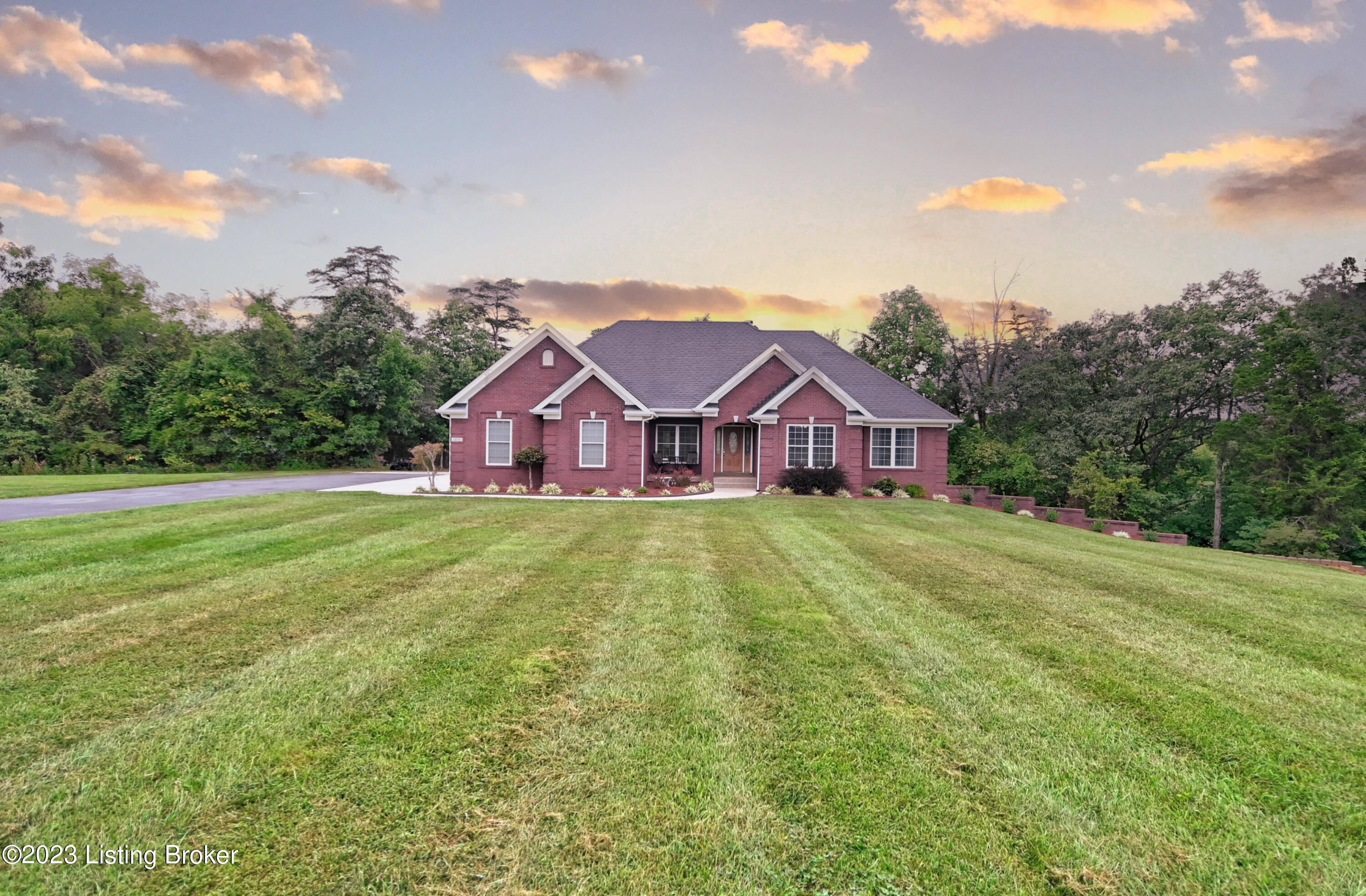1054 Woodsdale Farm Dr Property Photo 2