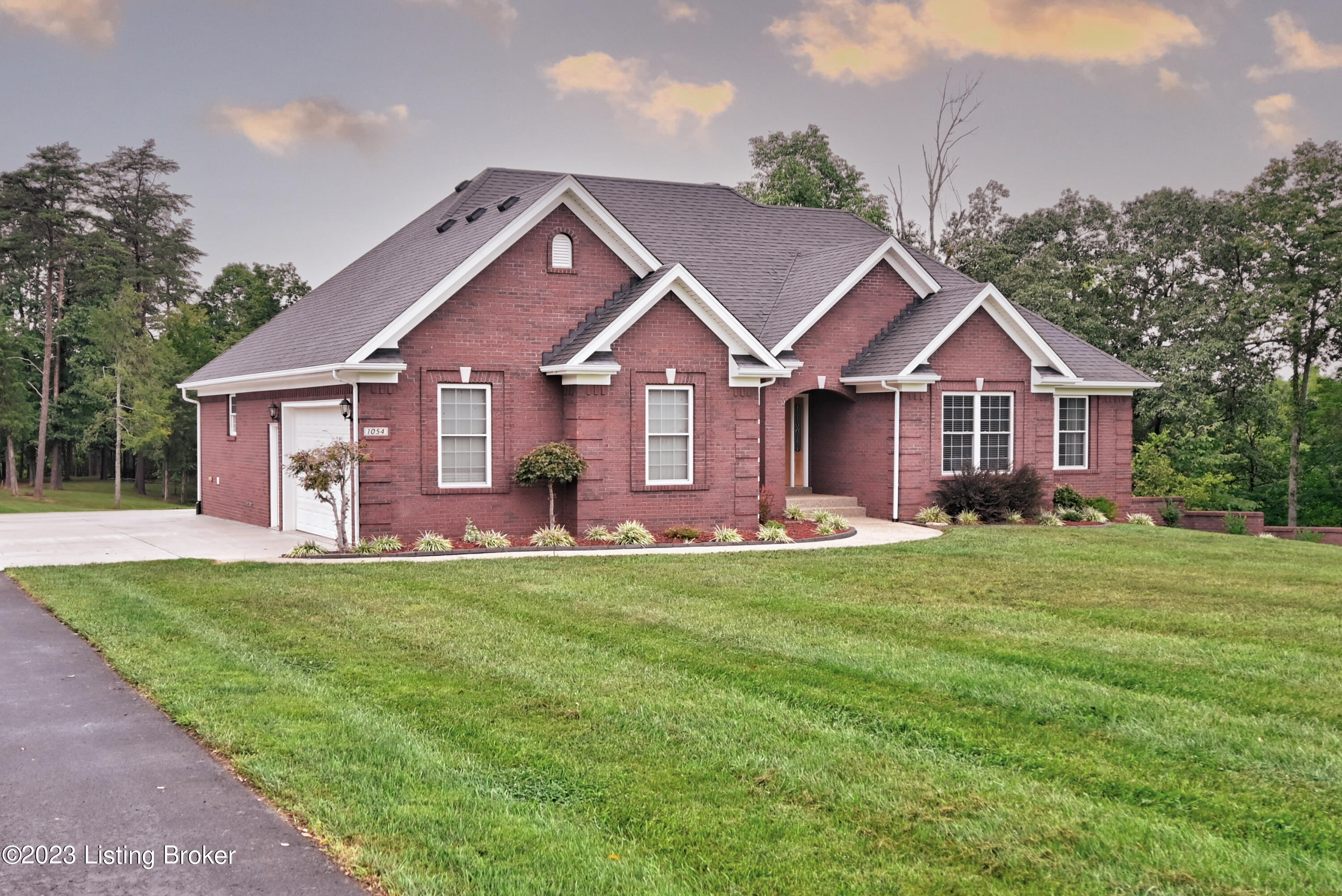 1054 Woodsdale Farm Dr Property Photo 4