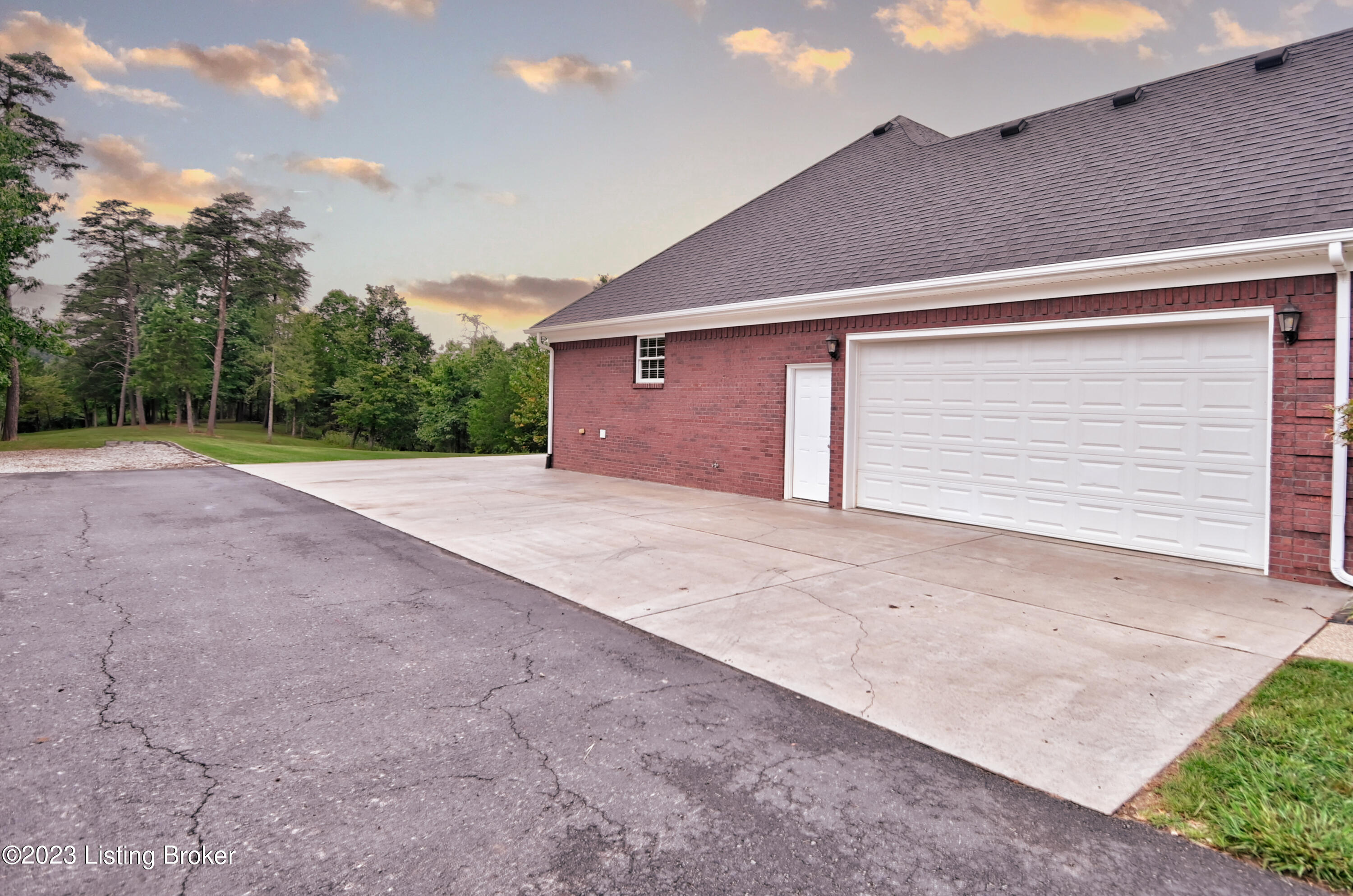1054 Woodsdale Farm Dr Property Photo 43