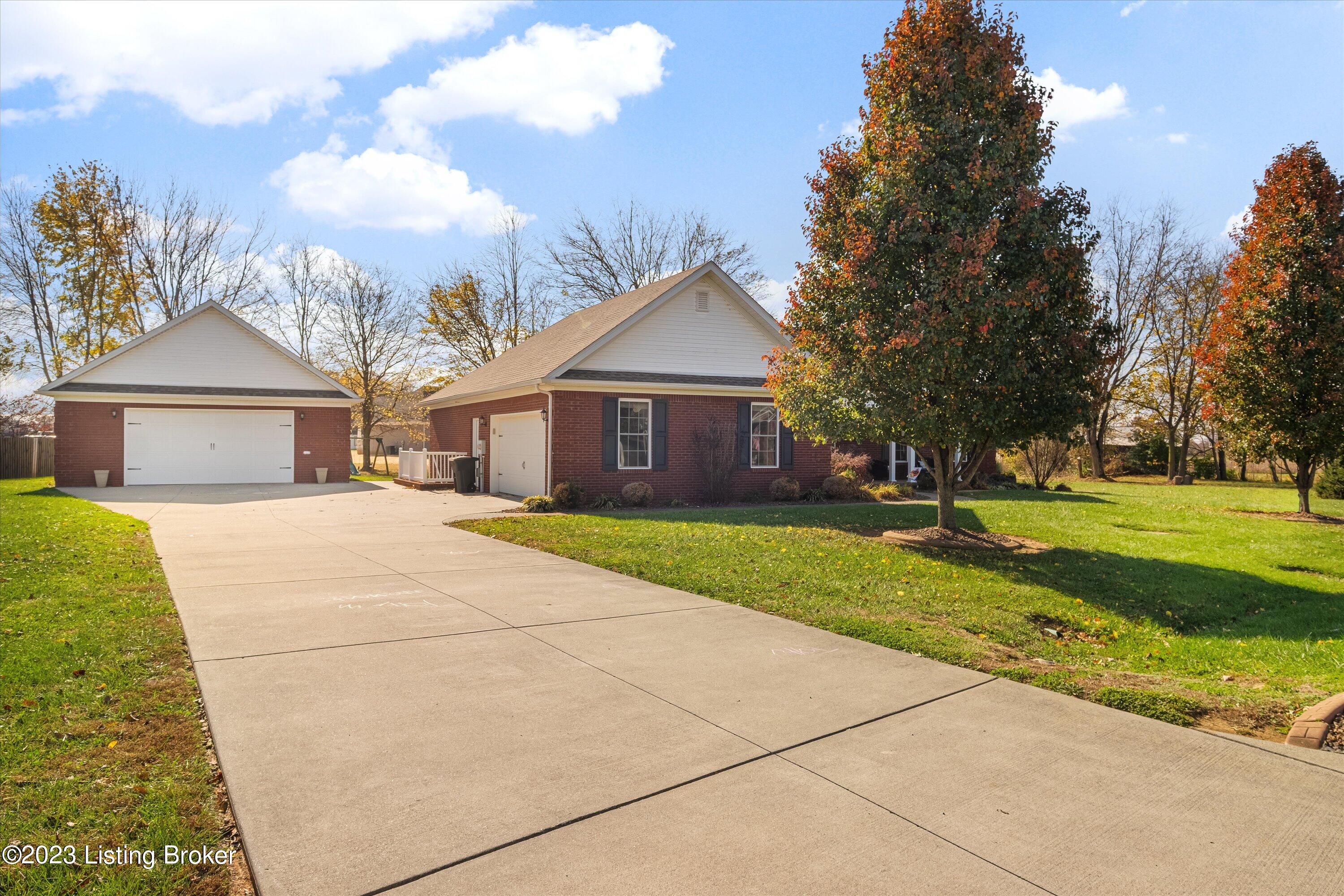 1005 Pembrooke Dr Property Photo 3