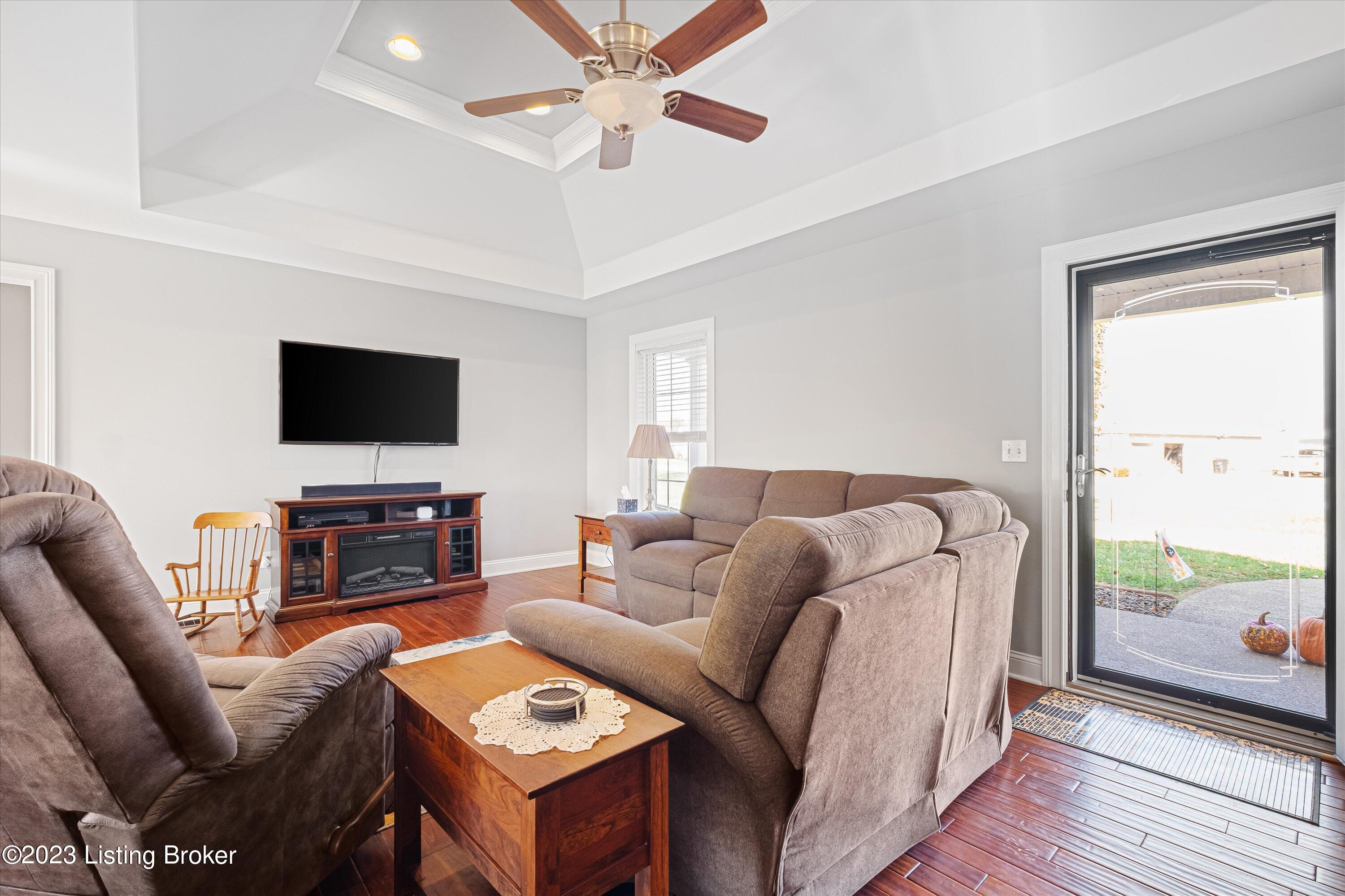 1005 Pembrooke Dr Property Photo 4