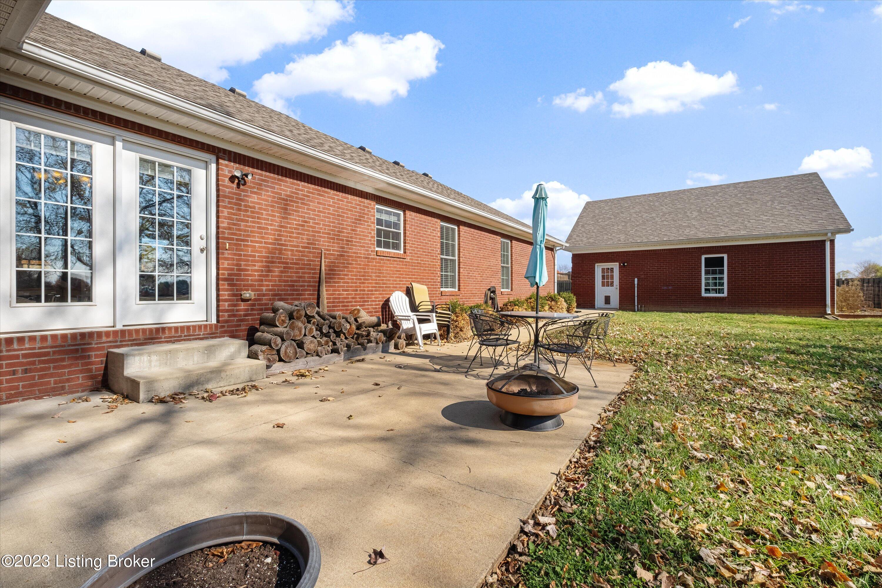 1005 Pembrooke Dr Property Photo 44