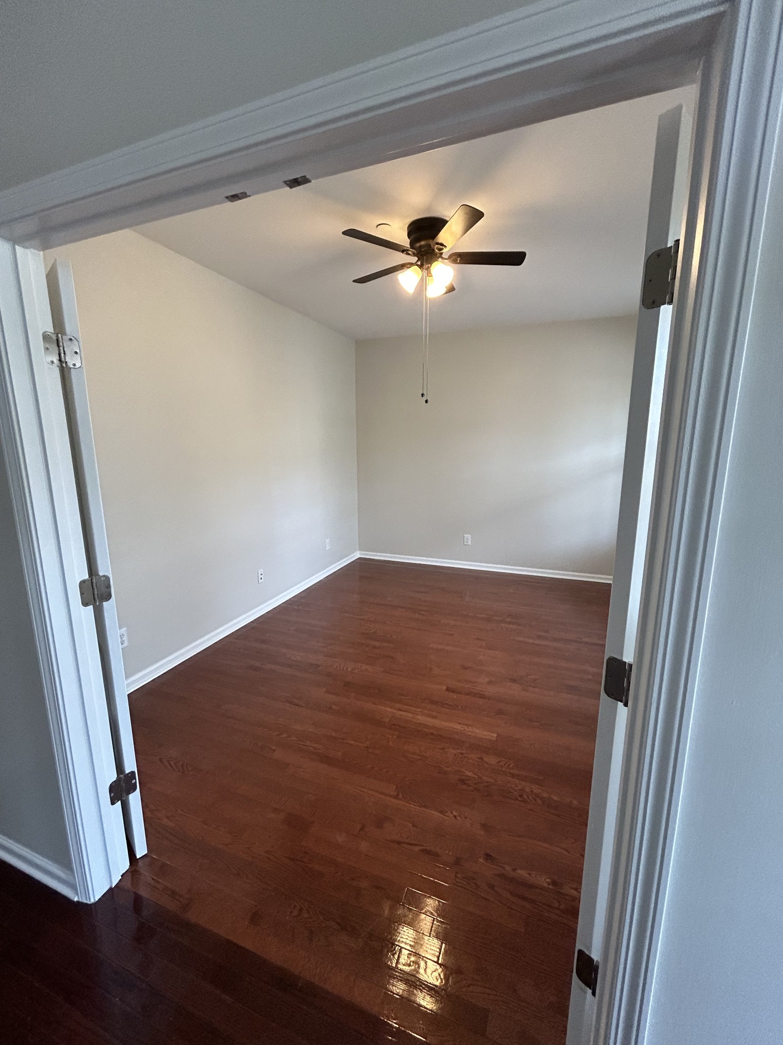 1856 Looking Glass Ln Property Photo 2