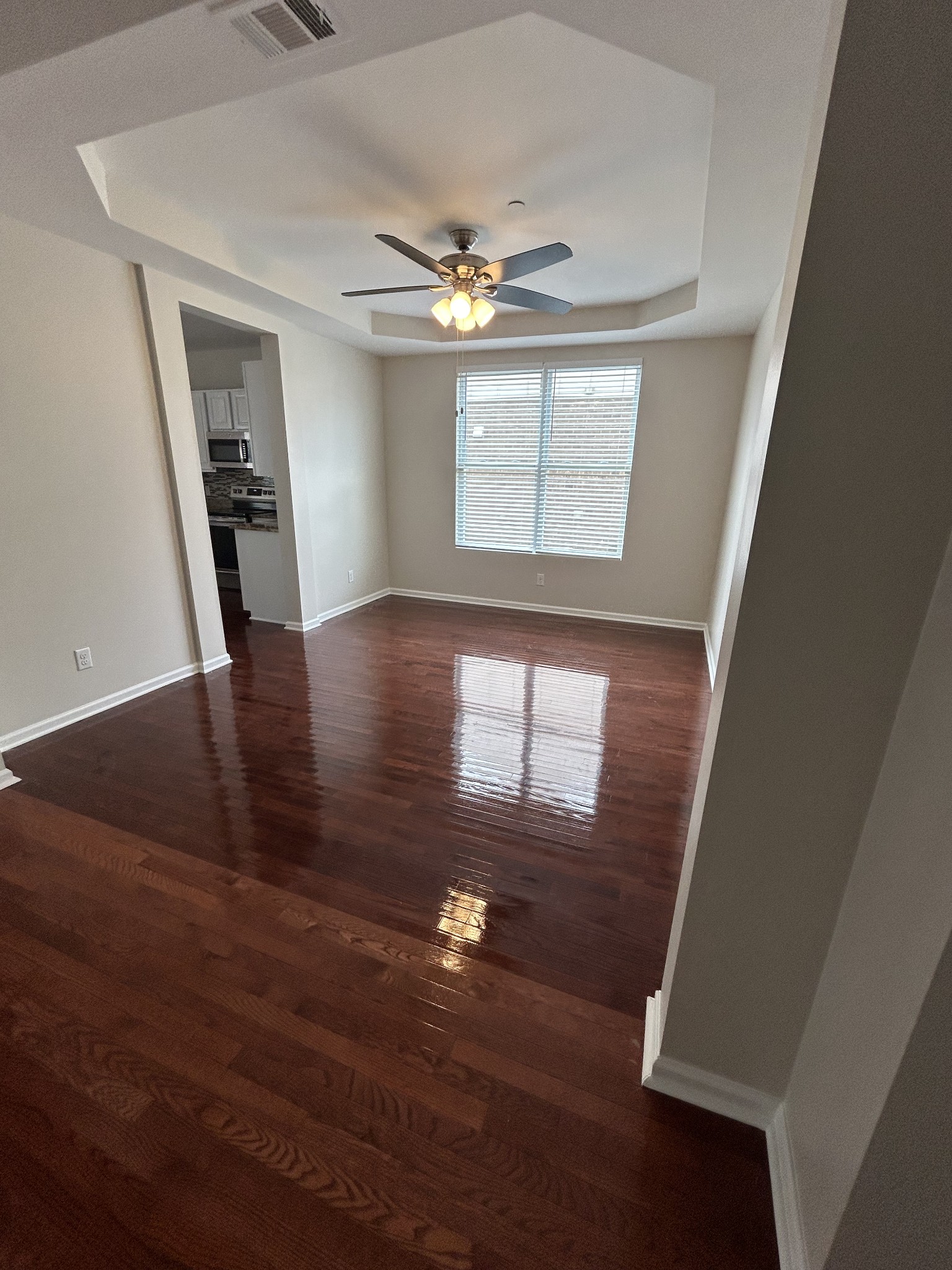 1856 Looking Glass Ln Property Photo 3