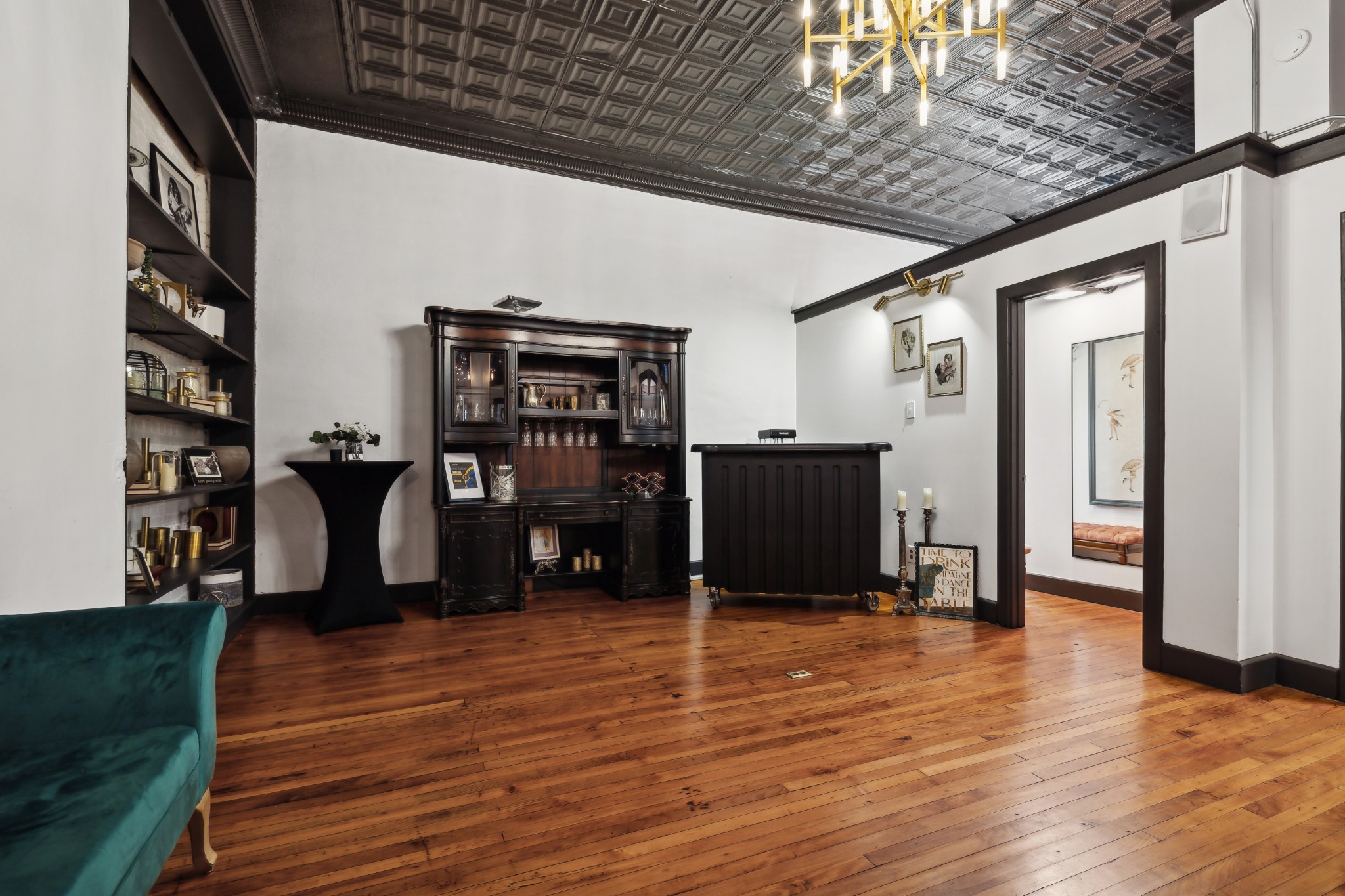 110 Third Ave, W Property Photo 21