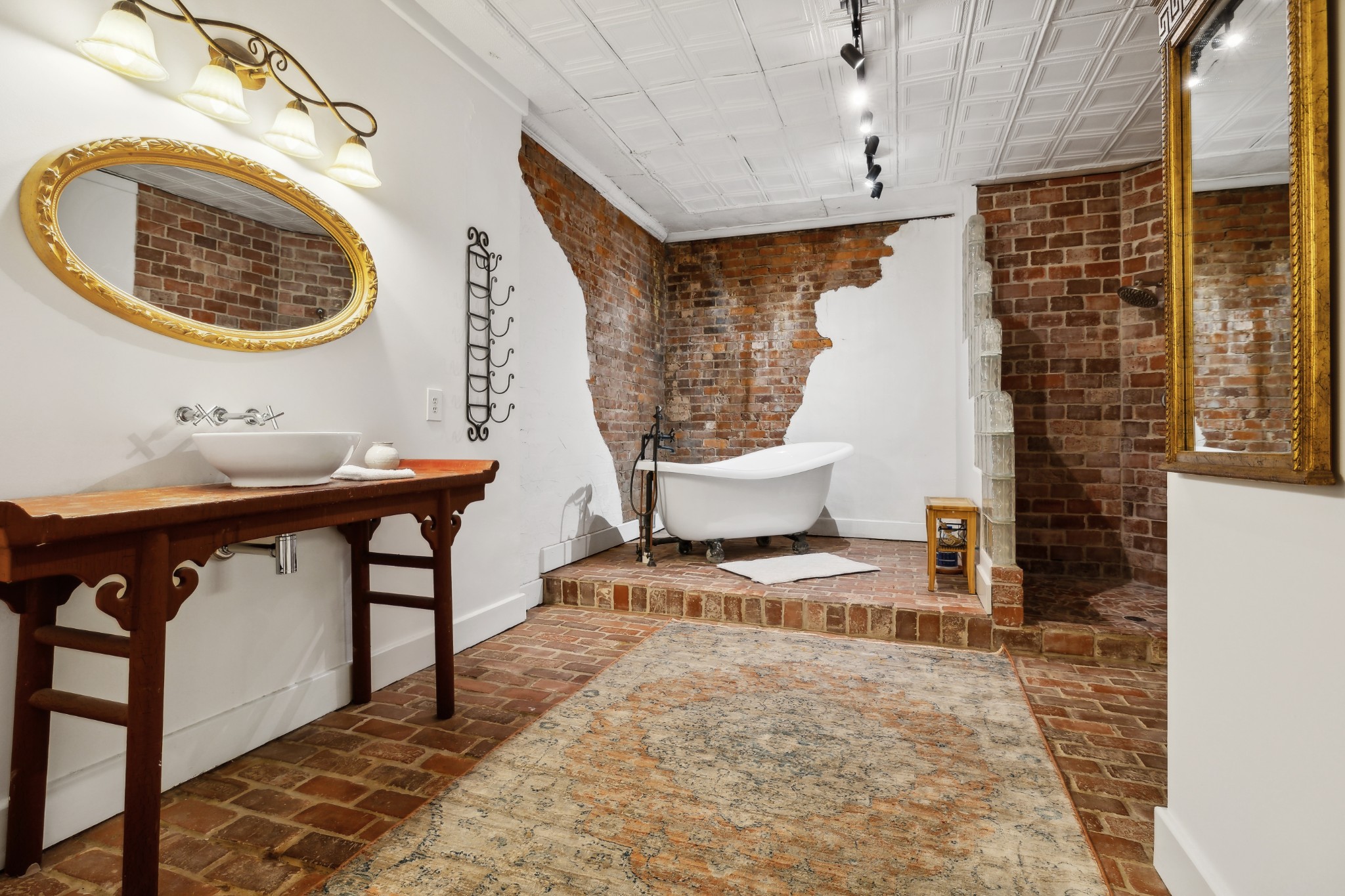 110 Third Ave, W Property Photo 54