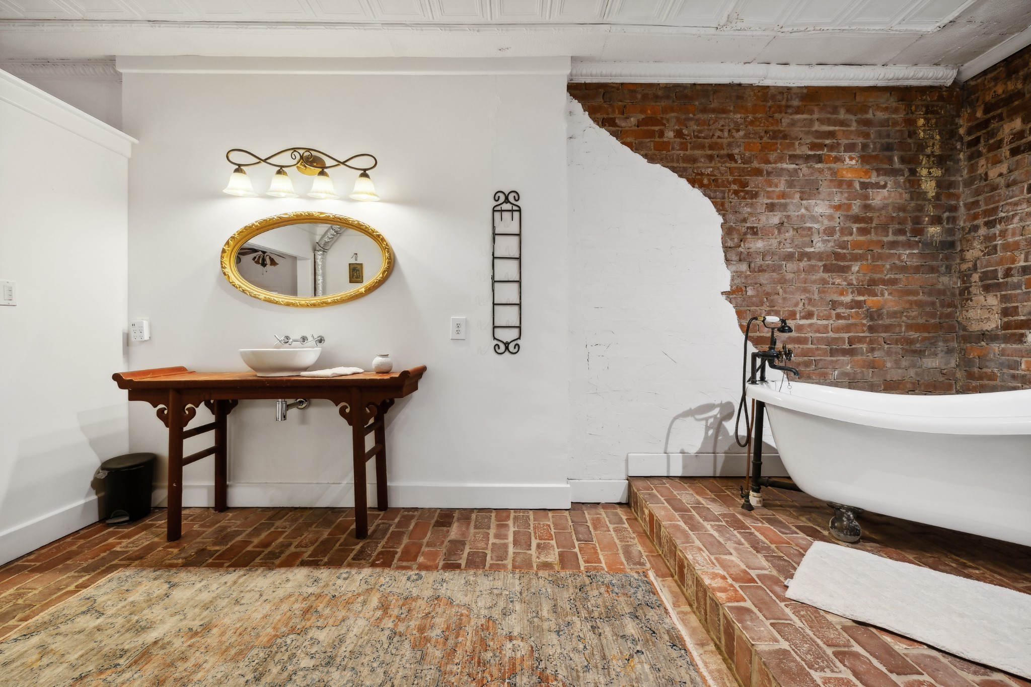 110 Third Ave, W Property Photo 58