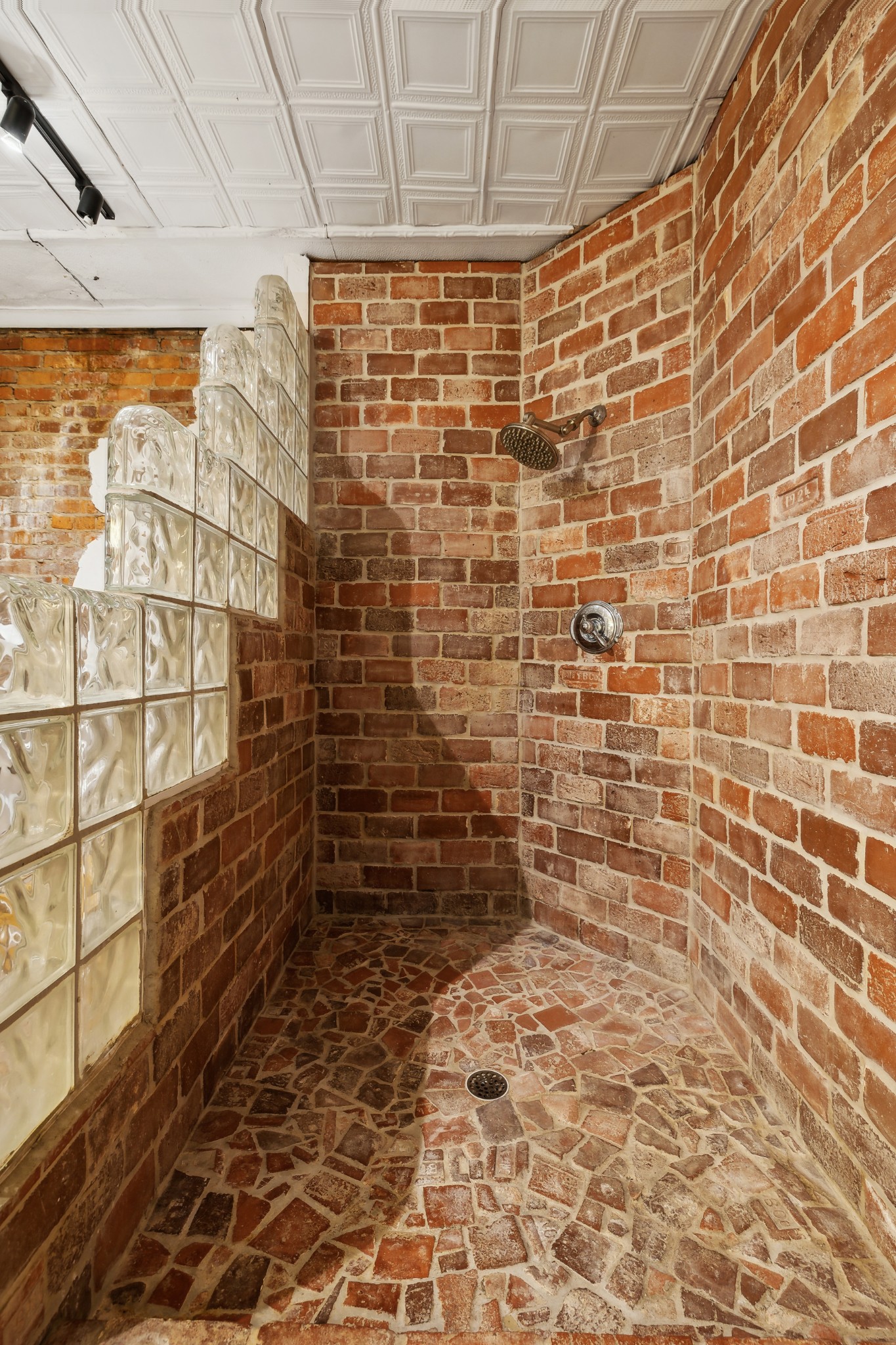110 Third Ave, W Property Photo 64