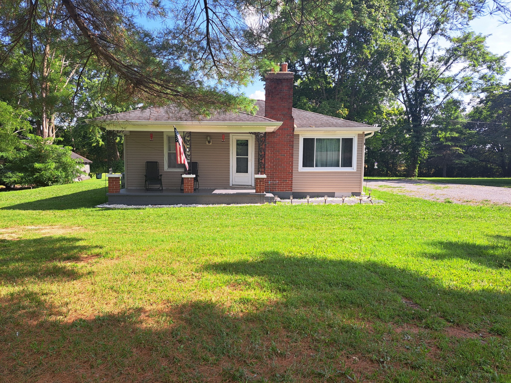 808 Days Rd Property Photo 2