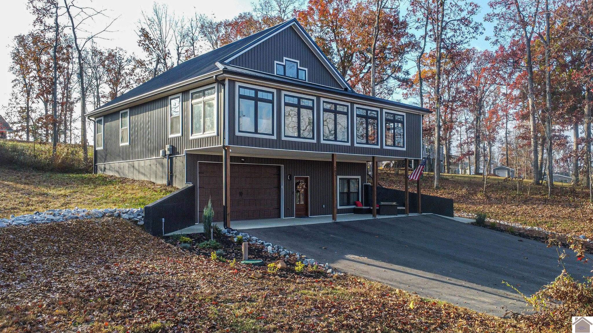 302 Lakeshore Rd Property Photo