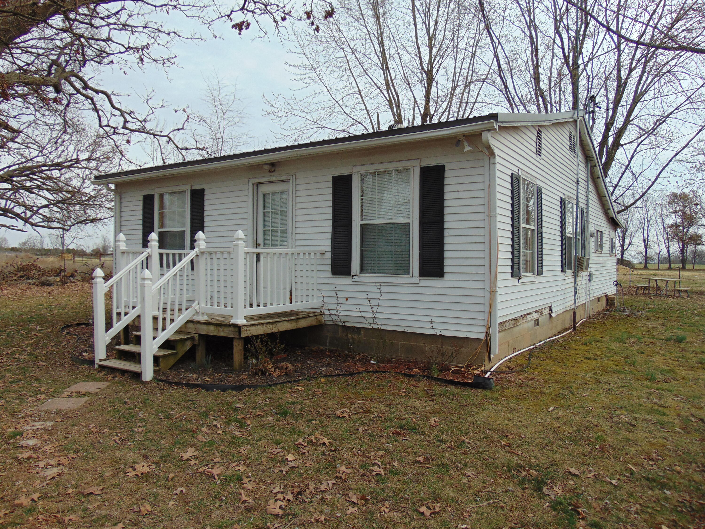 8198 Farm Road 1100 Property Photo 1