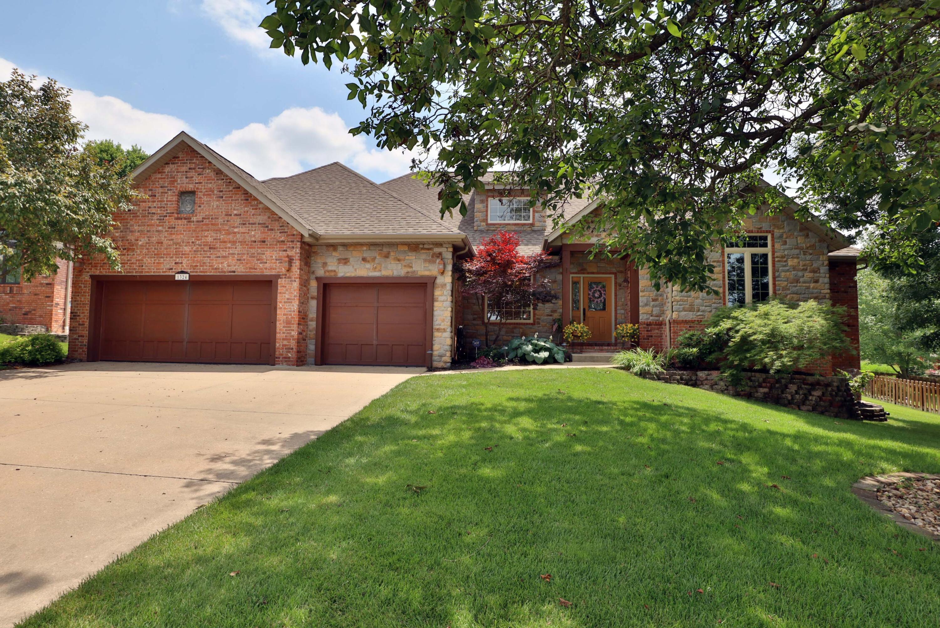 1324 Eaglegate Parkway East Property Photo 1