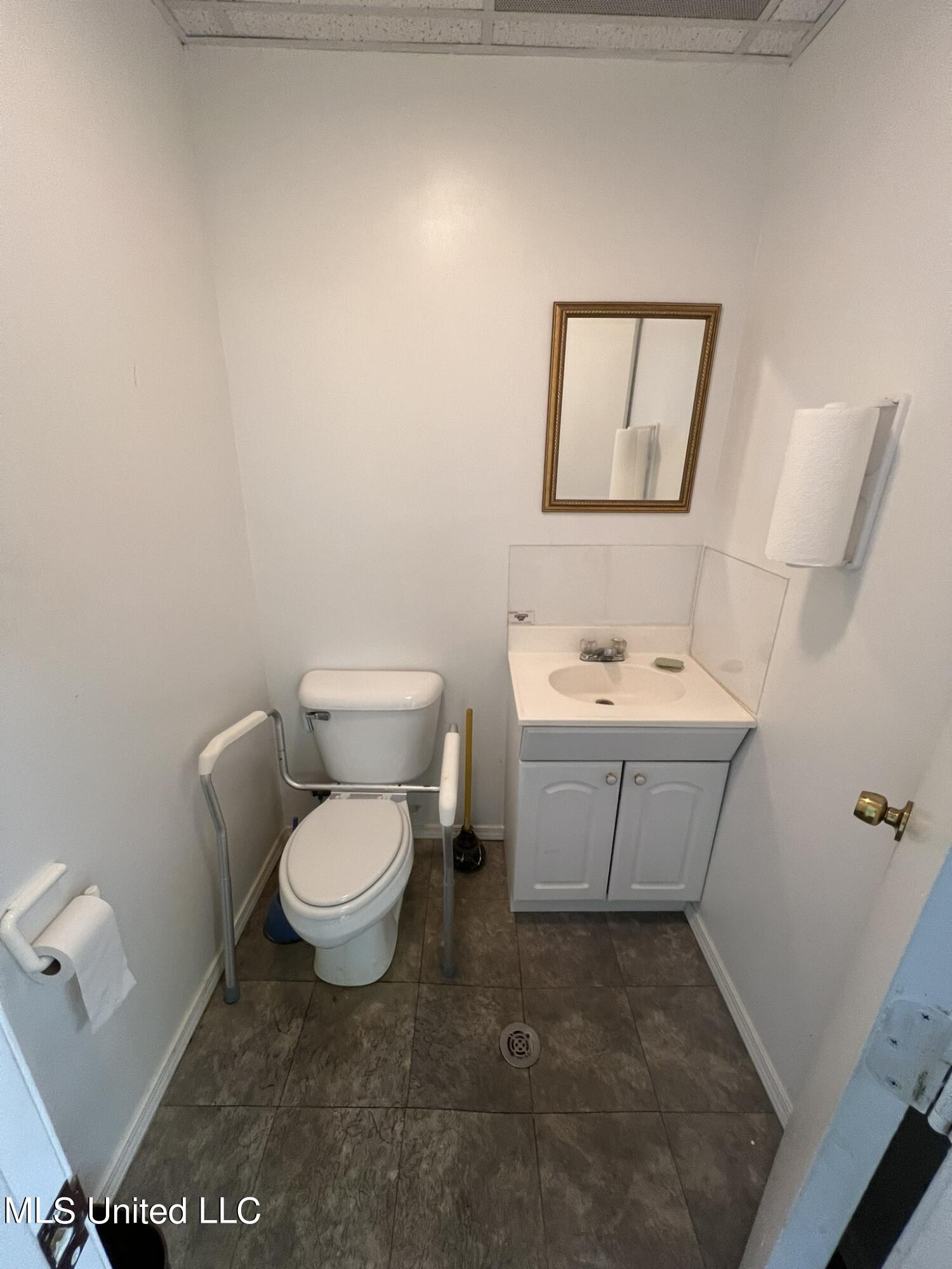 6022 I-55 South Property Photo 13