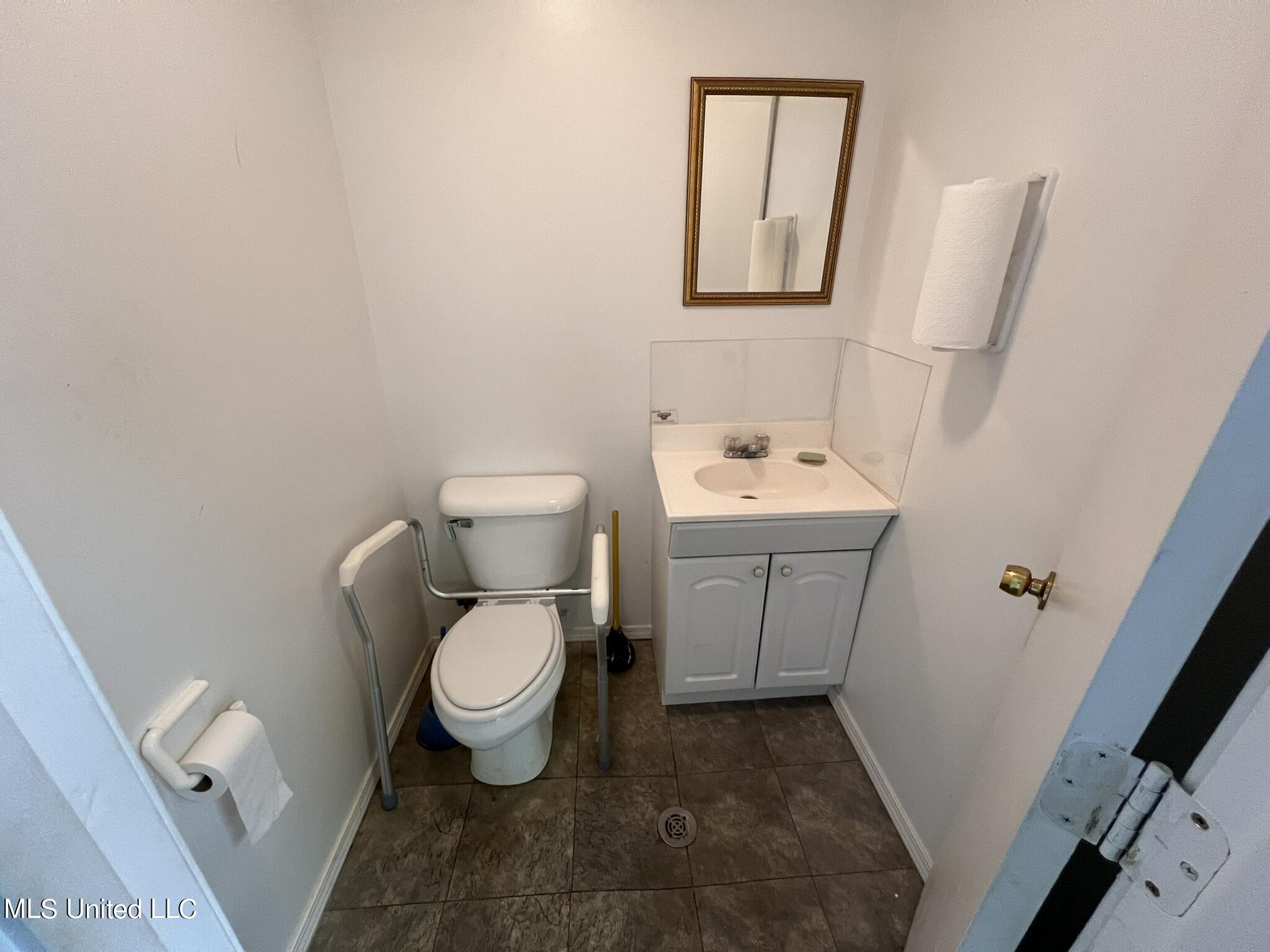 6022 I-55 South Property Photo 14