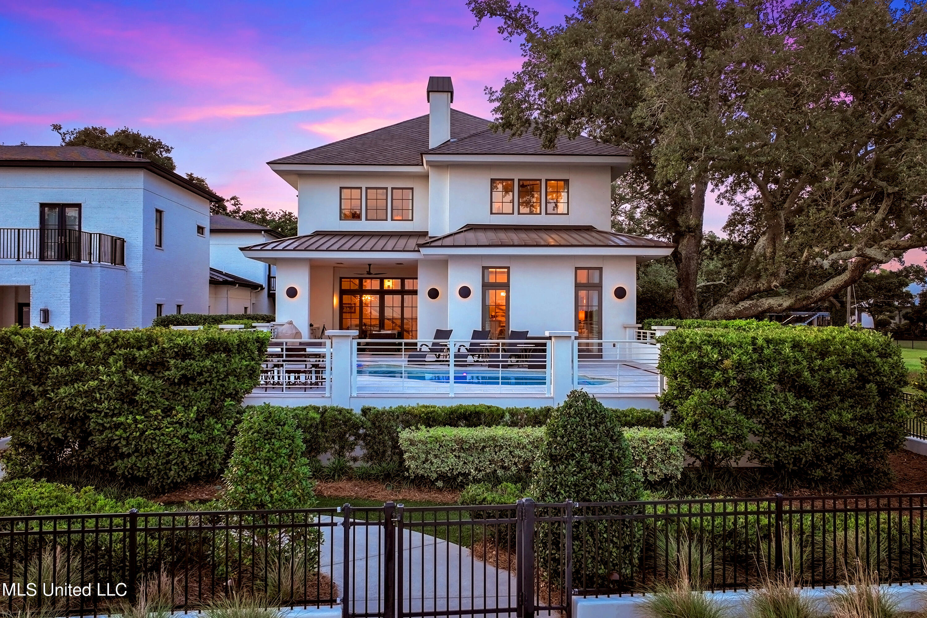 922 E Beach Boulevard Property Photo 3