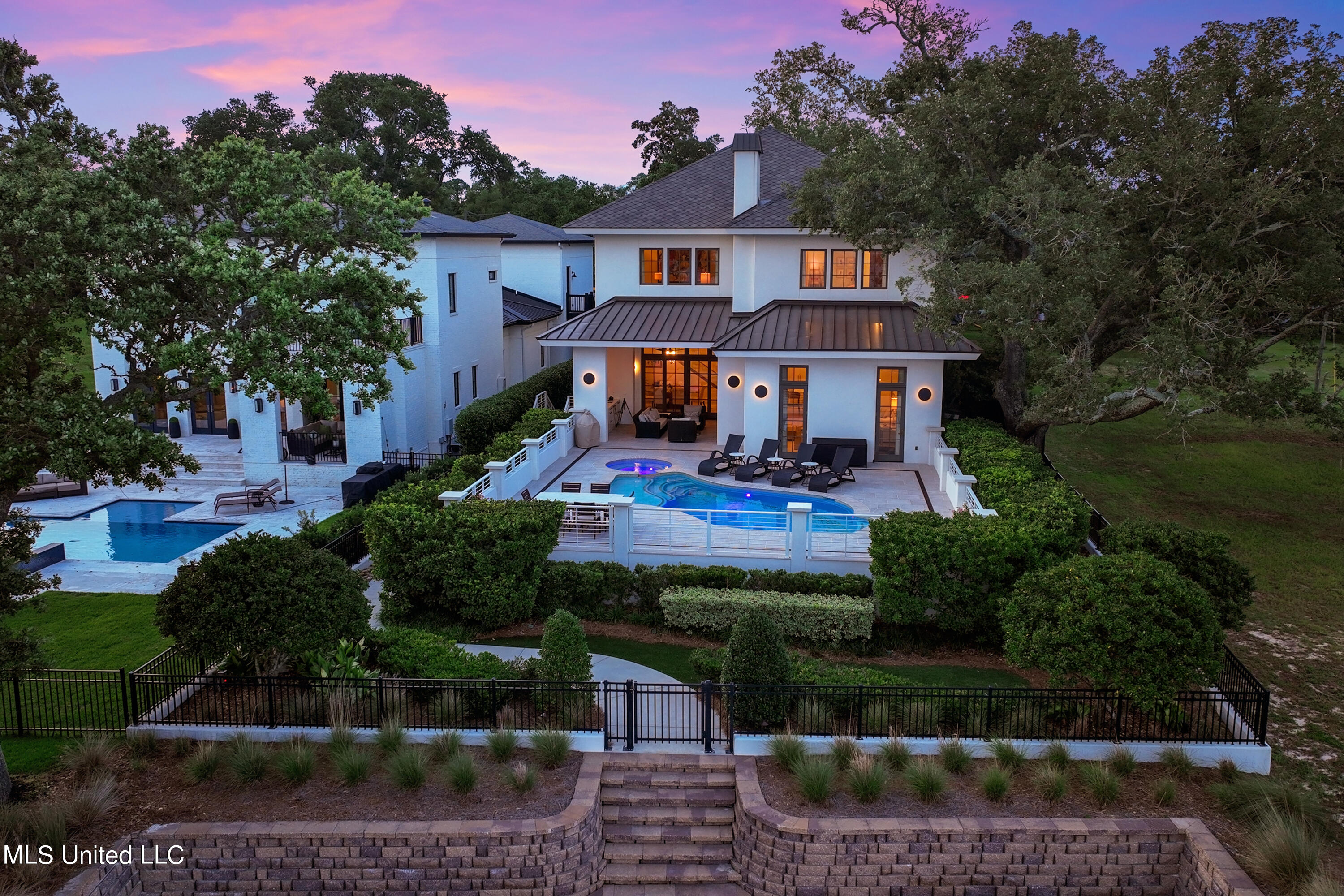 922 E Beach Boulevard Property Photo 4