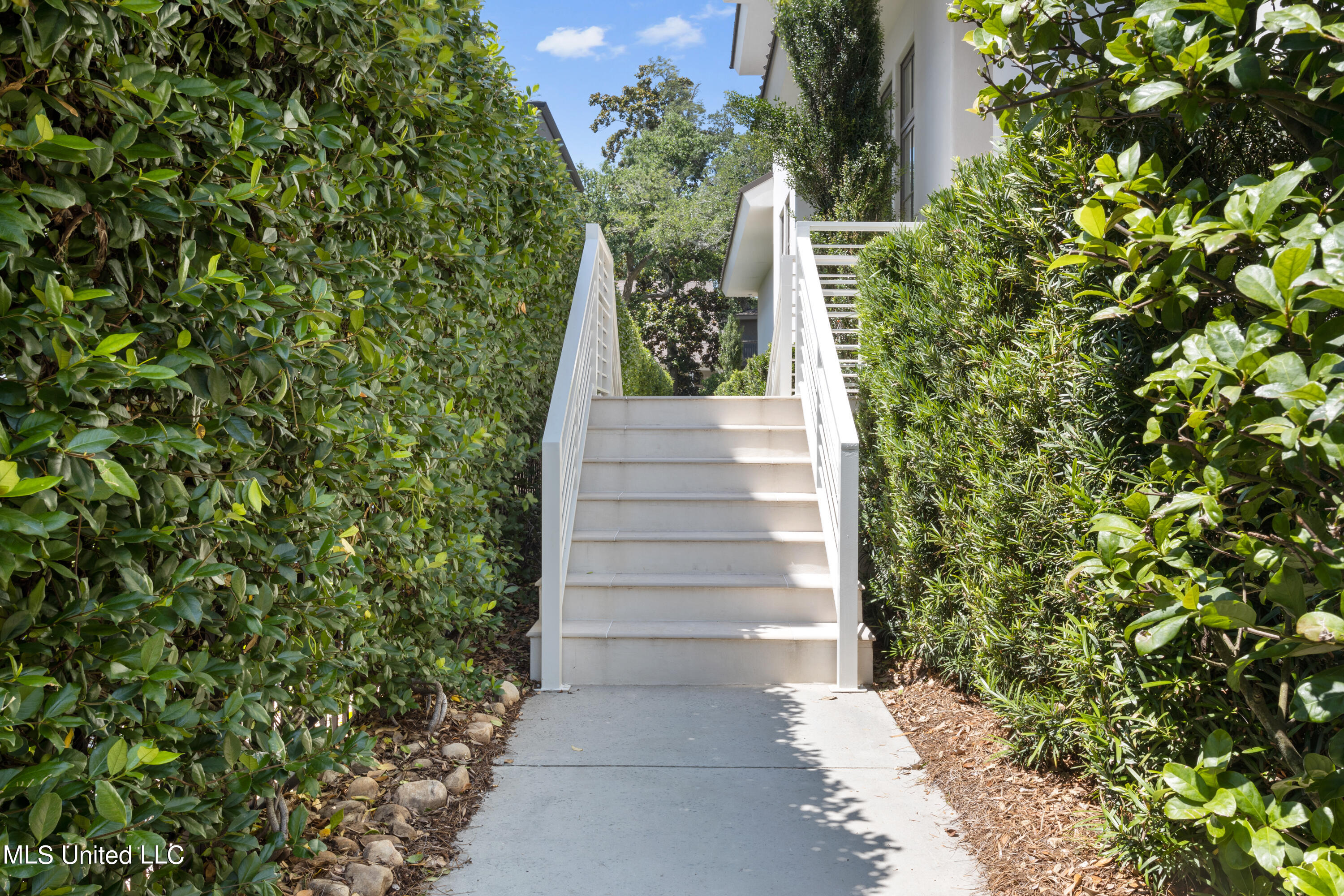 922 E Beach Boulevard Property Photo 9