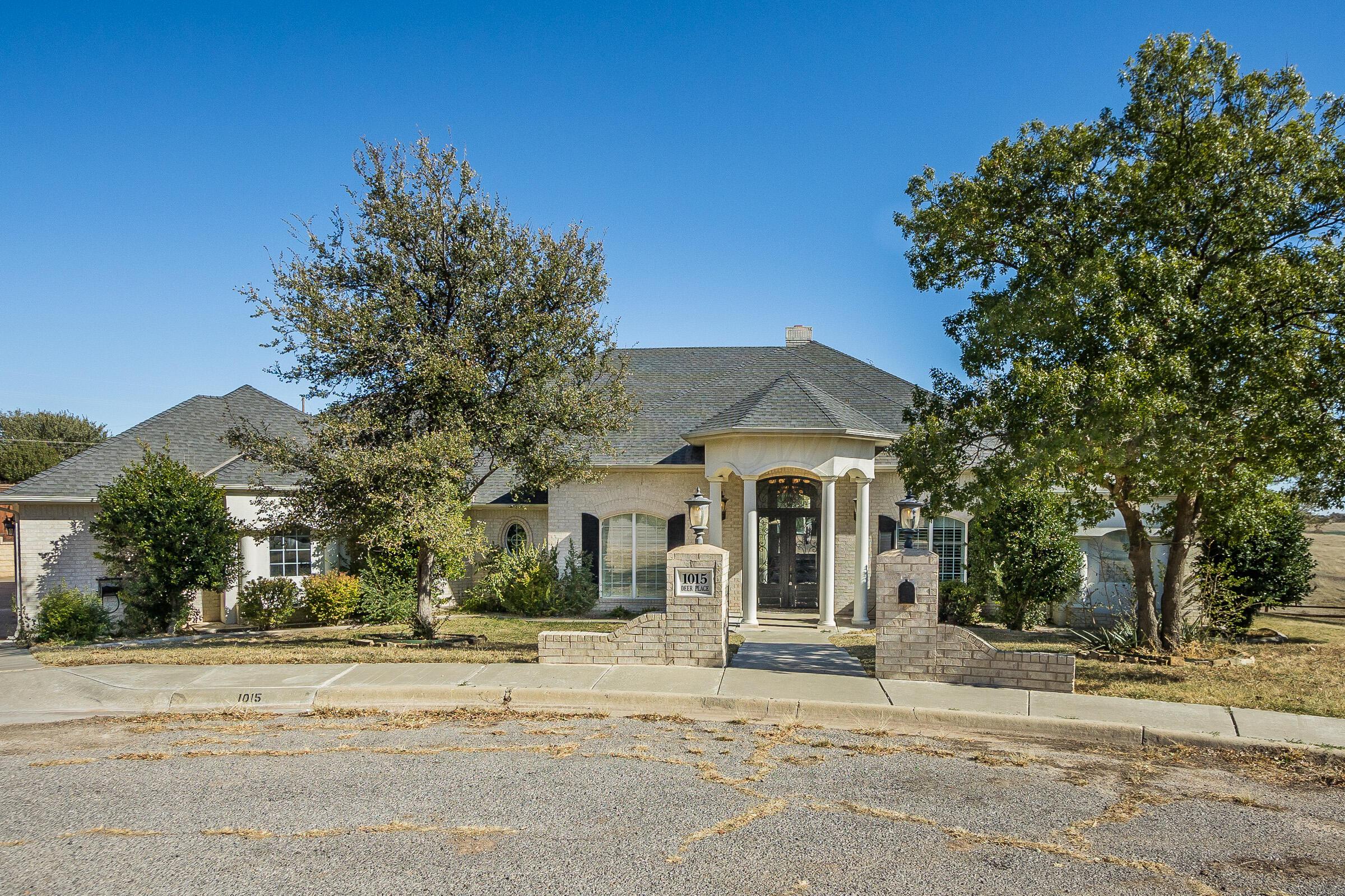 1015 Deer Place Property Photo 1