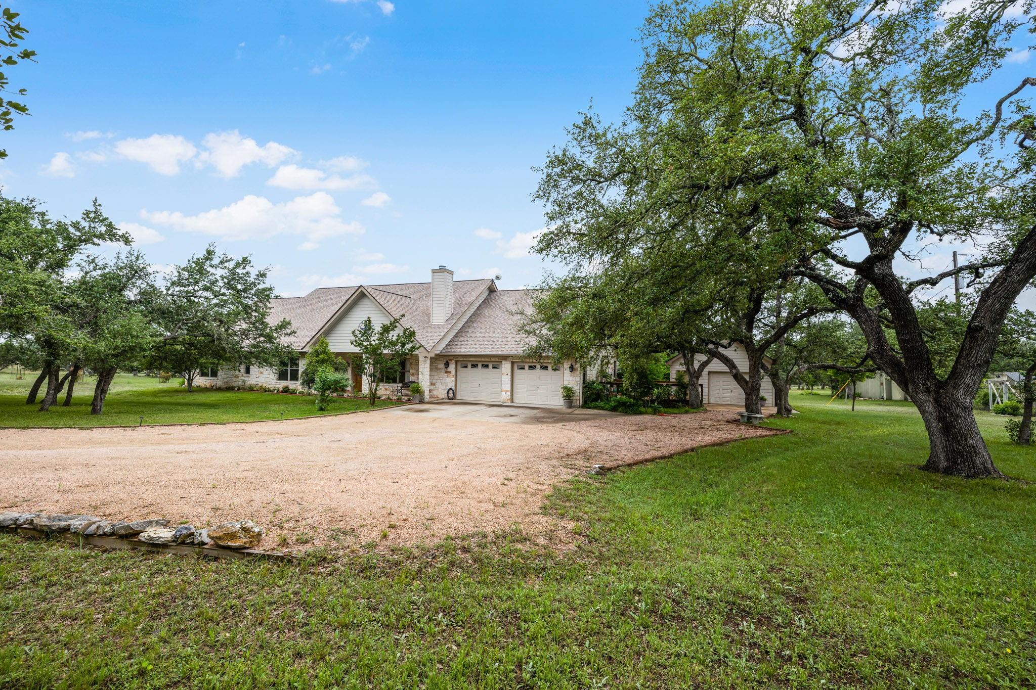100 Blue Creek Dr Property Photo 1